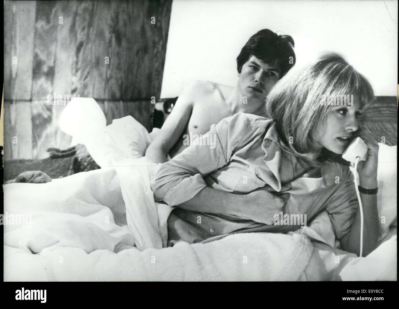 Apr. 28, 1969 - questa è una scena da film ''Nachhilfestunden''(''Lezioni  Private''), in cui Nathalie Delon svolge un ''sperimentato donna'' che  ''insegna l'amore a un 18 enne studente(giocato da Renaud Verley Foto