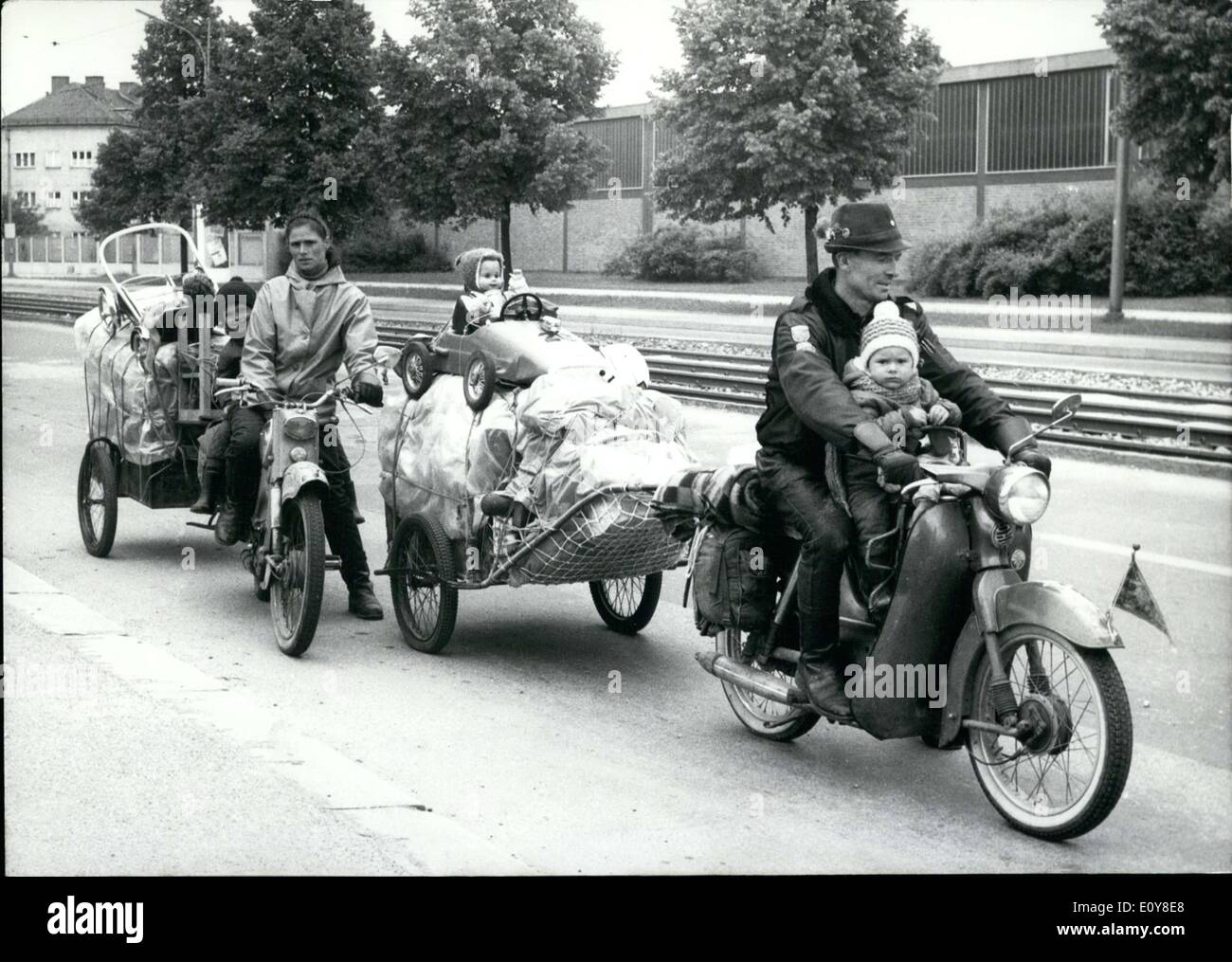 Maggio 05, 1969 - sarete perdonati se guardato come questo uomo e la sua famiglia sono state andando su un viaggio intorno al mondo, imballati come sono, ma questo mason da Koeln è effettivamente in cerca di lavoro. Due anni fa hanno lasciato la loro casa e ha preso su un po' di stile di vita nomade. Essi sono mostrati qui a Monaco di Baviera. Foto Stock