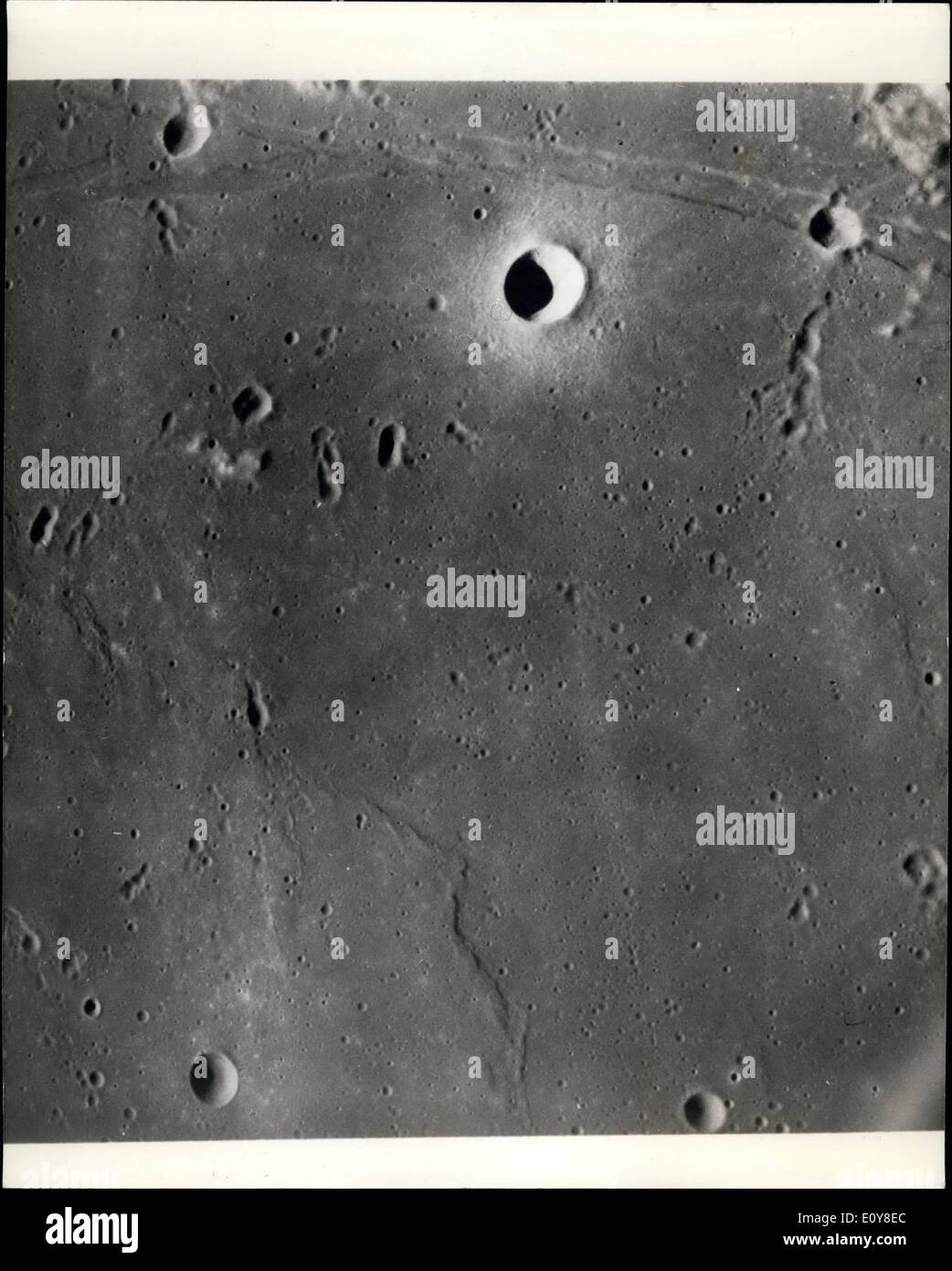 05 maggio 1969 - la luna di terreno come si vede dall'Apollo 10 astronauti; questo quasi verticale fotografia scattata da Apollo 10 il comando e moduli di servizio presenta caratteristiche tipiche del Mare della Tranquillità vicino Apollo landing site 2. (Fermo immagine con spiccata caratteristica lineare parallelo al margine sinistro) La proposta di area di atterraggio per Apollo II (Lunar lading sito 2) è relativamente liscia maria area nel quadrante superiore destro della zona fotografata. Apollo 10 percorsa dalla parte inferiore alla parte superiore dell'immagine Foto Stock