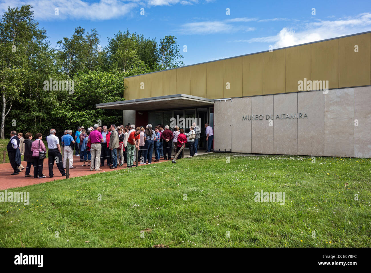 I turisti in attesa all'ingresso del Museo Nazionale e il centro di ricerca di Altamira, Santillana del Mar, Cantabria, SPAGNA Foto Stock