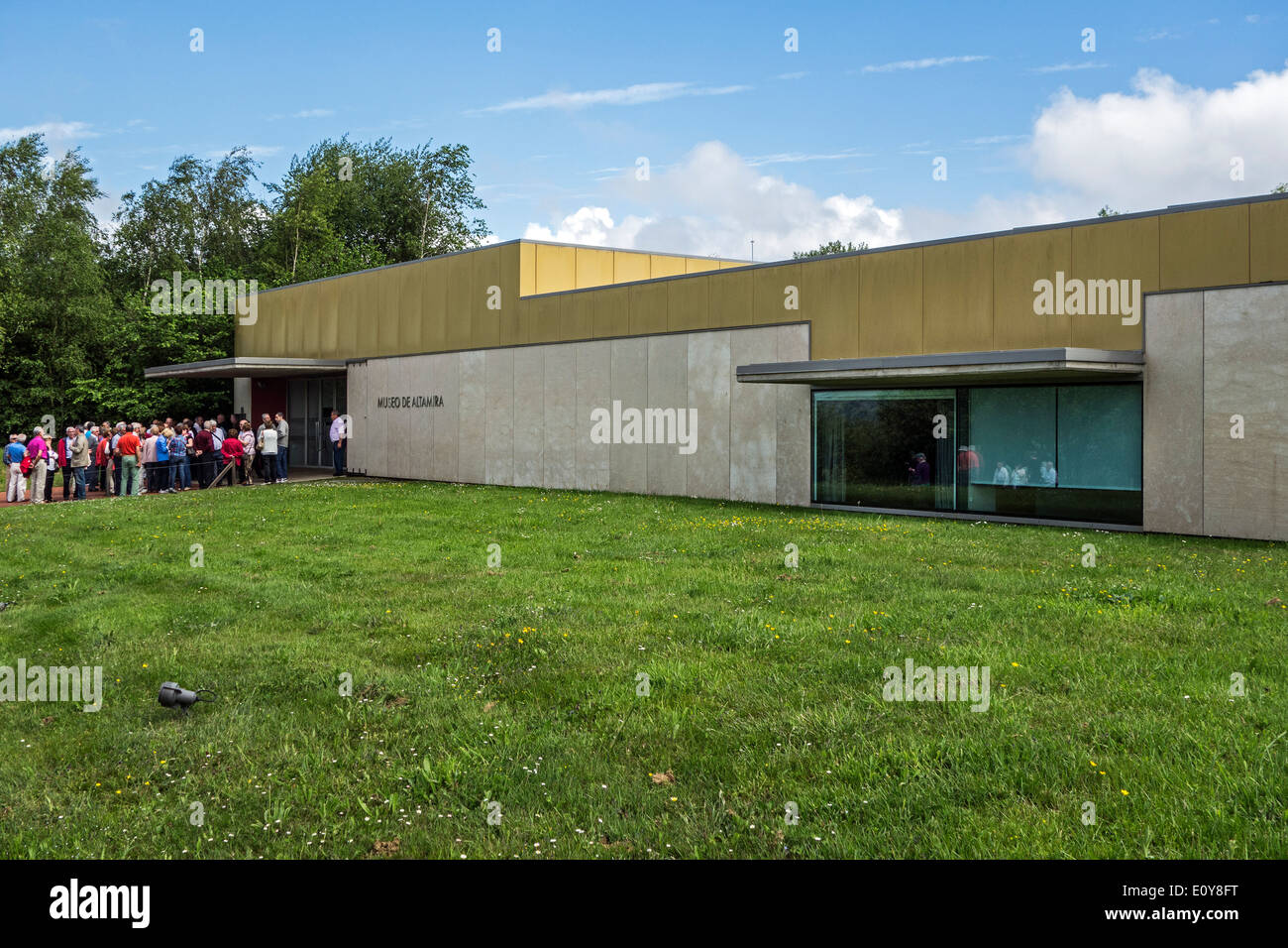 I turisti in attesa all'ingresso del Museo Nazionale e il centro di ricerca di Altamira, Santillana del Mar, Cantabria, SPAGNA Foto Stock