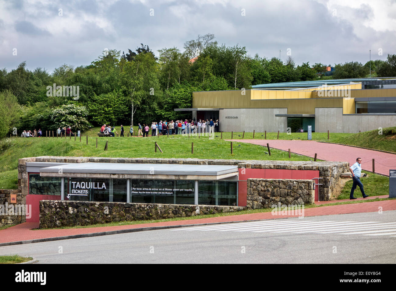 I turisti in attesa all'ingresso del Museo Nazionale e il centro di ricerca di Altamira, Santillana del Mar, Cantabria, SPAGNA Foto Stock