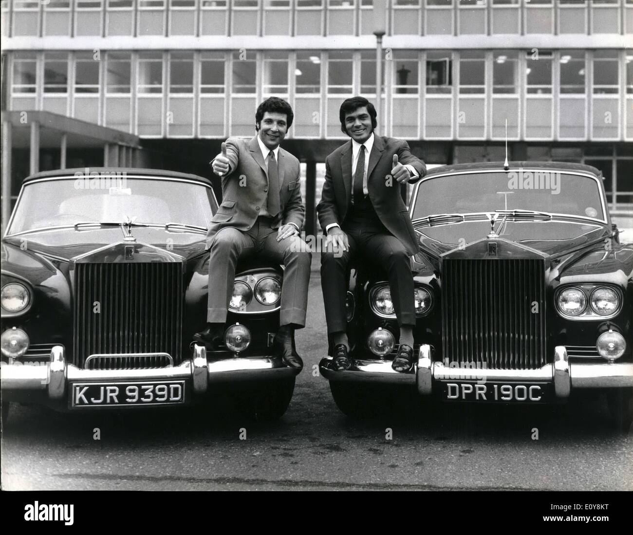 02 febbraio 1969 - The Rolls Royce Brigade.: Quando i cantanti pop Tom Jones ed Engelbert Humperdick e il loro manager, Gordon Hills arrivarono agli  Studios, Electric Today, per una prova di uno show televisivo, le vetture Rolls Royce in cui arrivarono erano una scena spettacolare di per sé. Tom Jones è stato visto in una Silver Cloud del 8.000, il manager Gordon  in un'ombra Silver del 10.000 e Engelbert Humperdick in una Silver Cloud di 8'000, per completare il quadro della ricchezza. La foto mostra Tom Jones (a sinistra) e Engelbert Humperdick - nella foto con le loro nuvole Rolls Royce fuori dagli A.t.V. Studios, Foto Stock