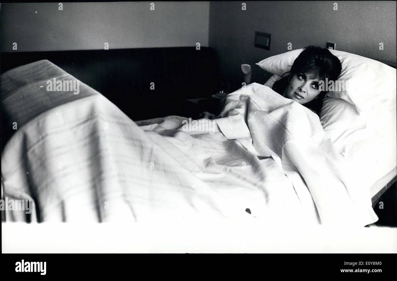 Febbraio 02, 1969 - Roma, febbraio 1969, Gina Lollobrigida avrà operazione al ginocchio, come ella feriti domenica quando la Rolls Royce ha Foto Stock