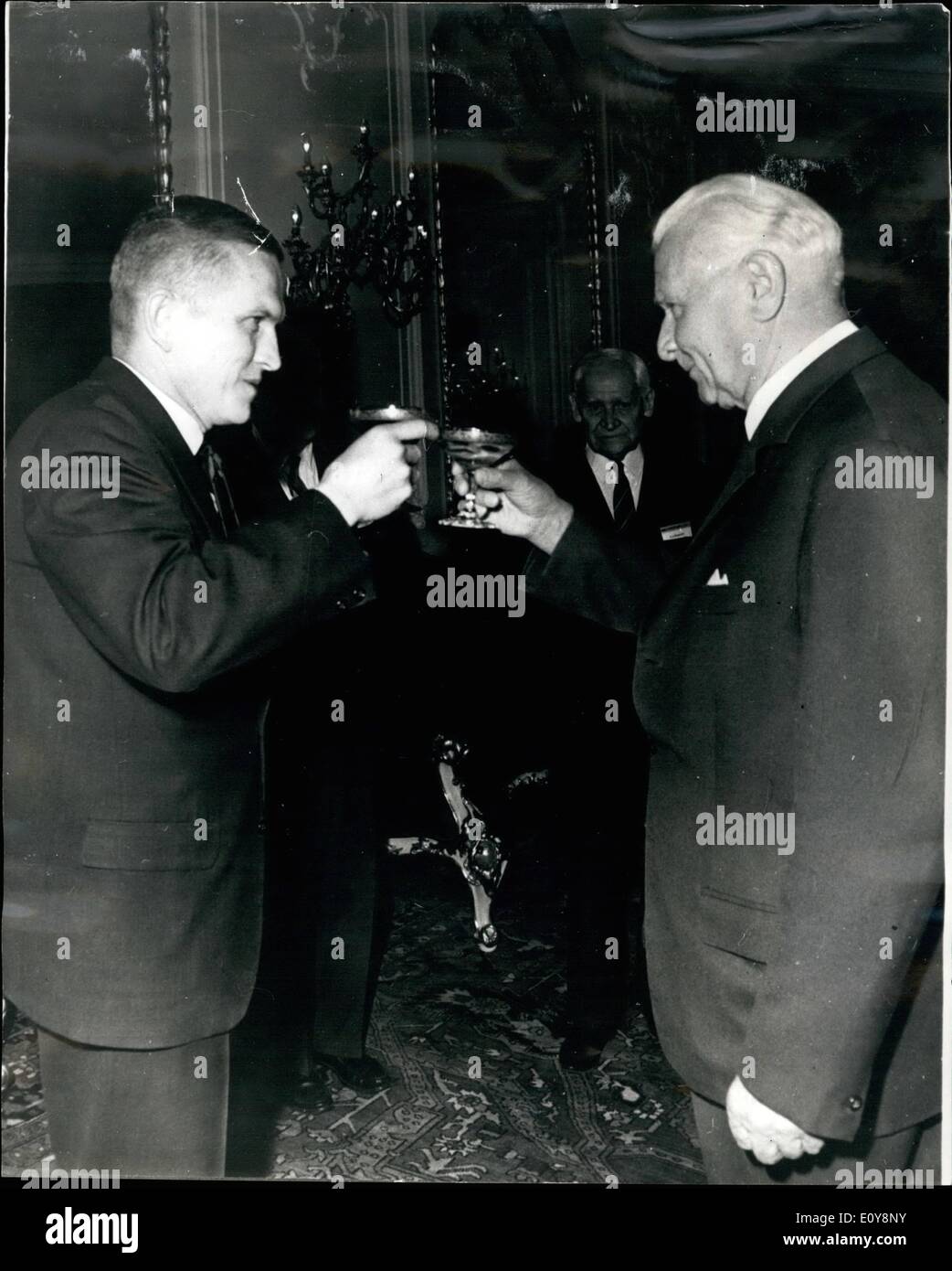 Maggio 05, 1969 - Frank Borman a Praga: Czecheslovak Presidente Ludvik Svebeda recieved a delegati della XII sessione plenaria della commissione per la ricerca spaziale (Cospar) presso il Castello di Praga di recente. Era presente anche astronauta americano Frank Borman, comandante della Gemini 7 nel 1965 e di Apollo 8 che fece il giro della luna alla fine dello scorso anno. La foto mostra il Presidente ceco Svoboda Ludvick tostare Frank Borman, vice direttore per presidiata voli cosmici presso l'U.S. Nazionale Aeronautica e Spaziale Administration. Foto Stock