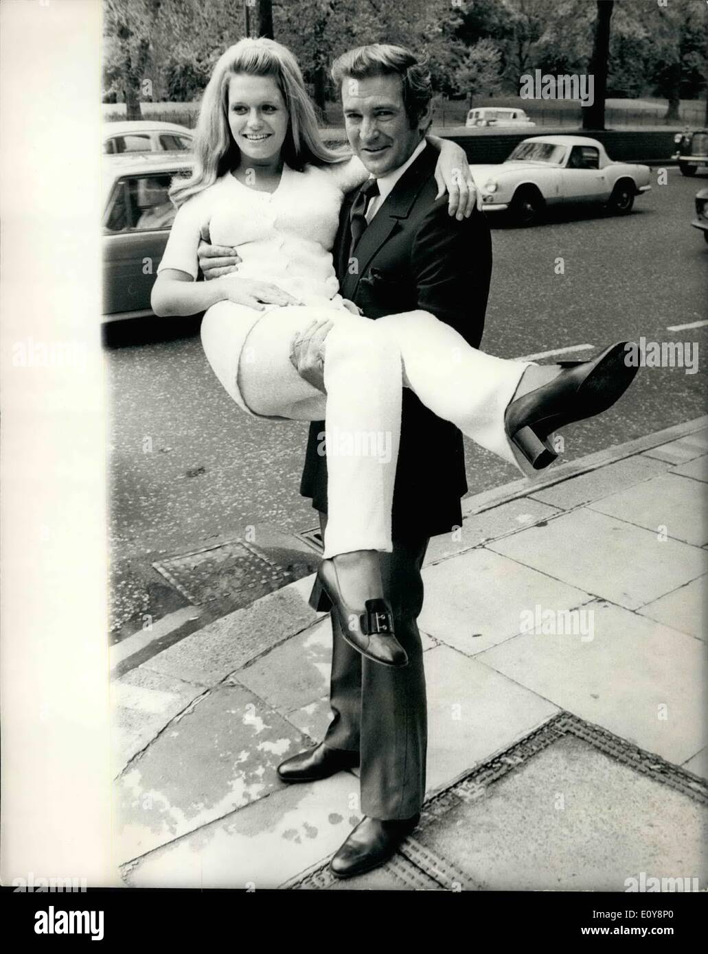 Maggio 05, 1969 - Reception per Rod Taylor e Carol bianco - Stelle del nuovo film "L' uomo che ha in suo potere le donne'': una pressa la reception si è svolta oggi per stelle del cinema, Rod Taylor e Carol bianco per avviare la ripresa in Londra domani del nuovo Avco Embassy fim ''l'uomo che ha in suo potere le donne" in cui essi co-star. Caroll sarà remebered per il suo ruolo di star nella produzione TV 'Cathy " Vieni a casa' e 'Povero Cow''. Mostra fotografica di Rod Taylor prende Carol bianco nelle sue braccia al di fuori del playboy club di Park Lane dove la stampa reception si è svolta oggi. Foto Stock