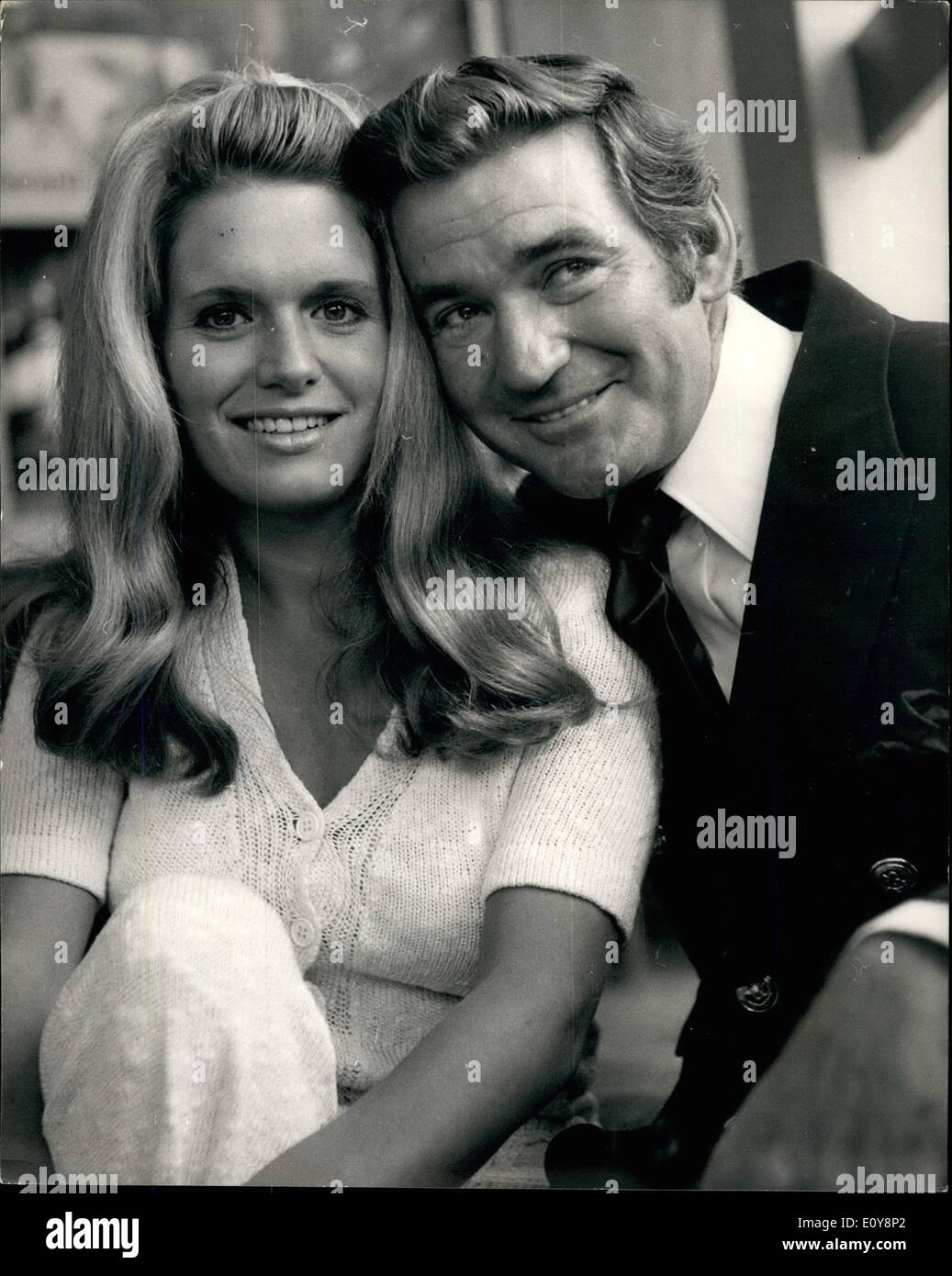 Maggio 05, 1969 - Reception per Rod Taylor e Carol bianco - Stelle del nuovo film "L' uomo che ha in suo potere le donne'': una pressa la reception si è svolta oggi per stelle del cinema, Rod Taylor e Carol bianco per avviare la ripresa in Londra domani del nuovo Avco Embassy fim ''l'uomo che ha in suo potere le donne" in cui essi co-star. Caroll sarà remebered per il suo ruolo di star nella produzione TV 'Cathy " Vieni a casa' e 'Povero Cow''. Mostra fotografica di Rod Taylor prende Carol White raffigurato sulla stampa di oggi la ricezione presso l'Playboy Club. Foto Stock
