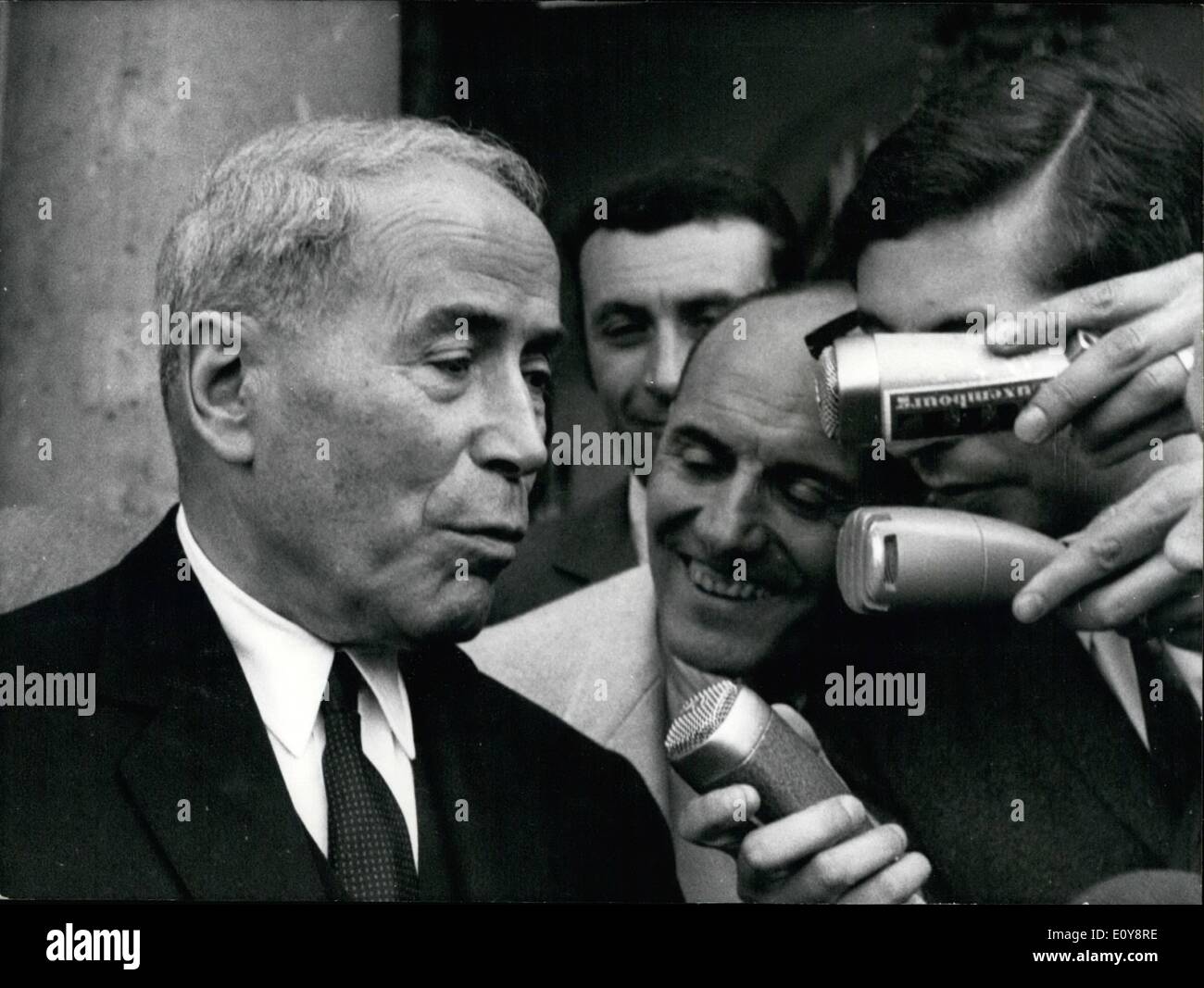 Maggio 05, 1969 - Presidente ad Interim Alain Poher incontrato con Antoine Pinay, il sindaco di Saint-Chamond, all'Elysee Palace di ieri. Pinay è raffigurato rispondendo alle domande dei giornalisti lasciando il Elysee Palace. Indian film star Nalini Jaywant. Foto Stock