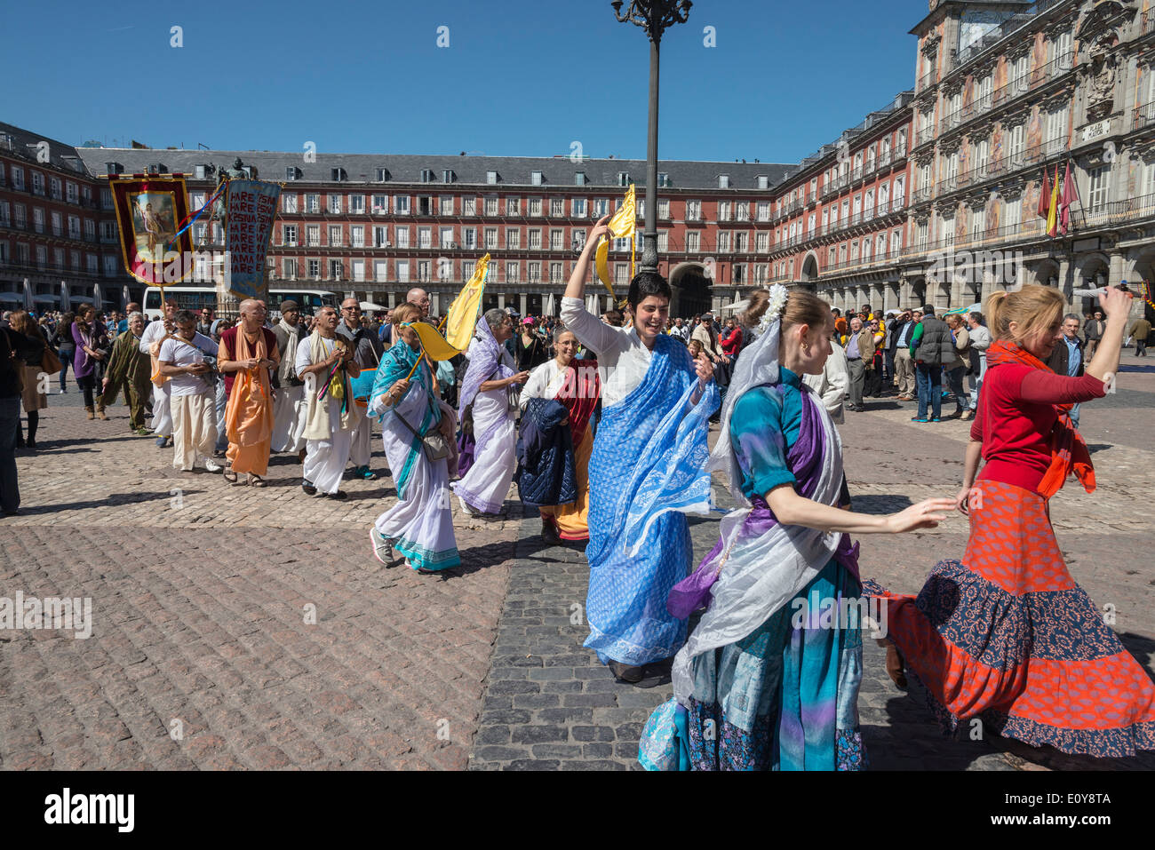 Un gruppo di Hare Krishna devoti passano attraverso la Plaza Mayor nel centro di Madrid, Spagna Foto Stock