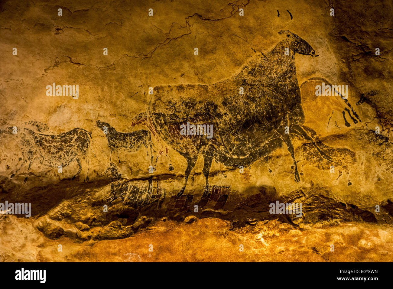 Replica della grotta di Lascaux mostra animali preistorici come uro e cavalli selvaggi, Dordogne, Francia Foto Stock