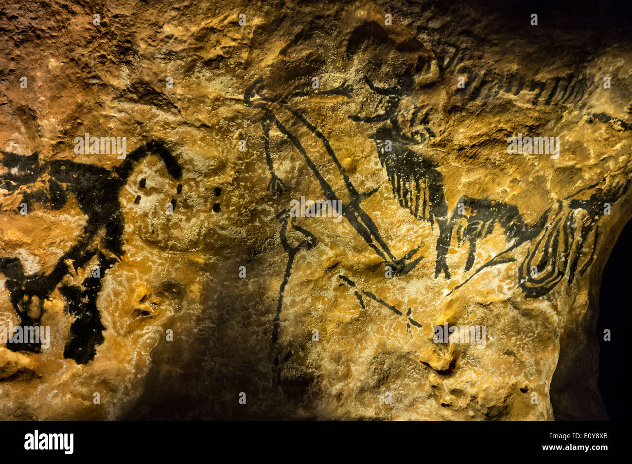 Replica della parte della grotta di Lascaux che mostra l'uomo preistorico e il bisonte, Dordogne, Francia Foto Stock