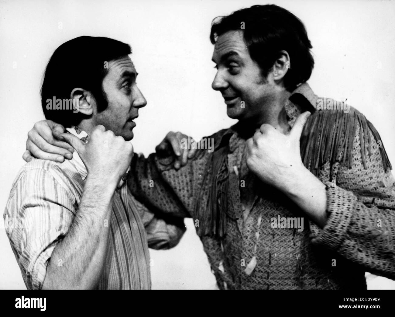 Feb 05, 1969 - Monaco di Baviera, Germania - File (foto) animatori tedesco Hans CLARIN, sinistra e HARALD JUHNKE promuovere una parodia mostrano in Foto Stock