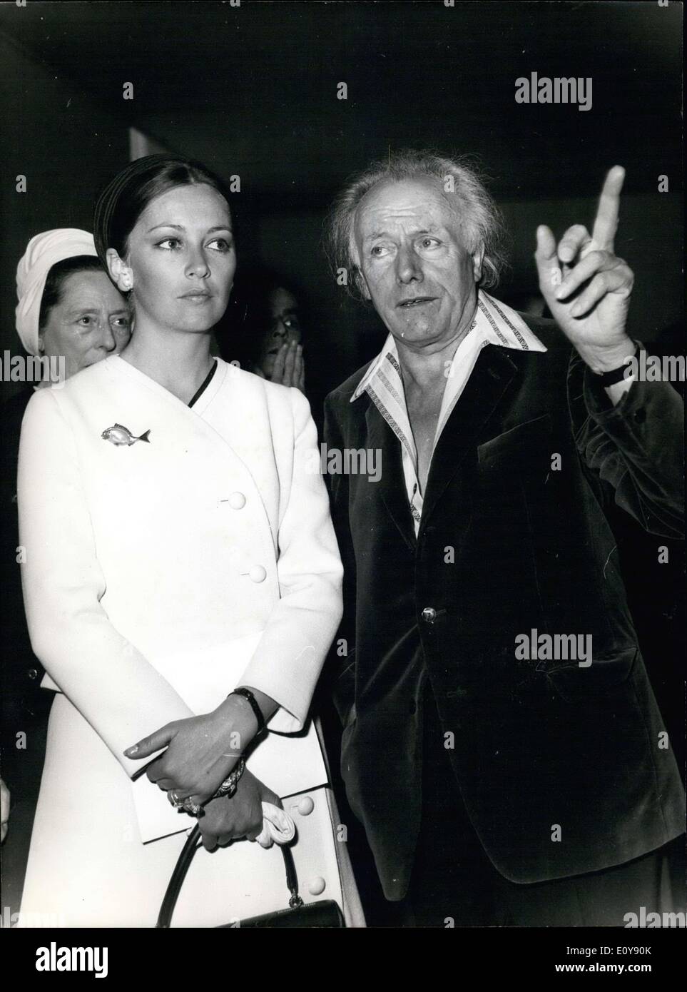 21 maggio 1969 - sono stati presso il Museo delle Arti decorative di Parigi. Questa è la prima esposizione retrospettiva a Parigi per essere dedicata ad un artista belga. Delvaux è un surreale ma non è mai stato riconosciuto dal movimento. Foto Stock