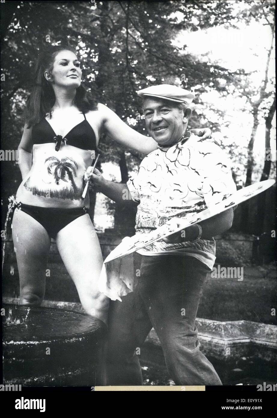 27 maggio 1969 - artista americano Edmund Adler è dipinto un ''luogo di vacanza'' per la vacanza-modello affamati Renate Leeb. Foto Stock