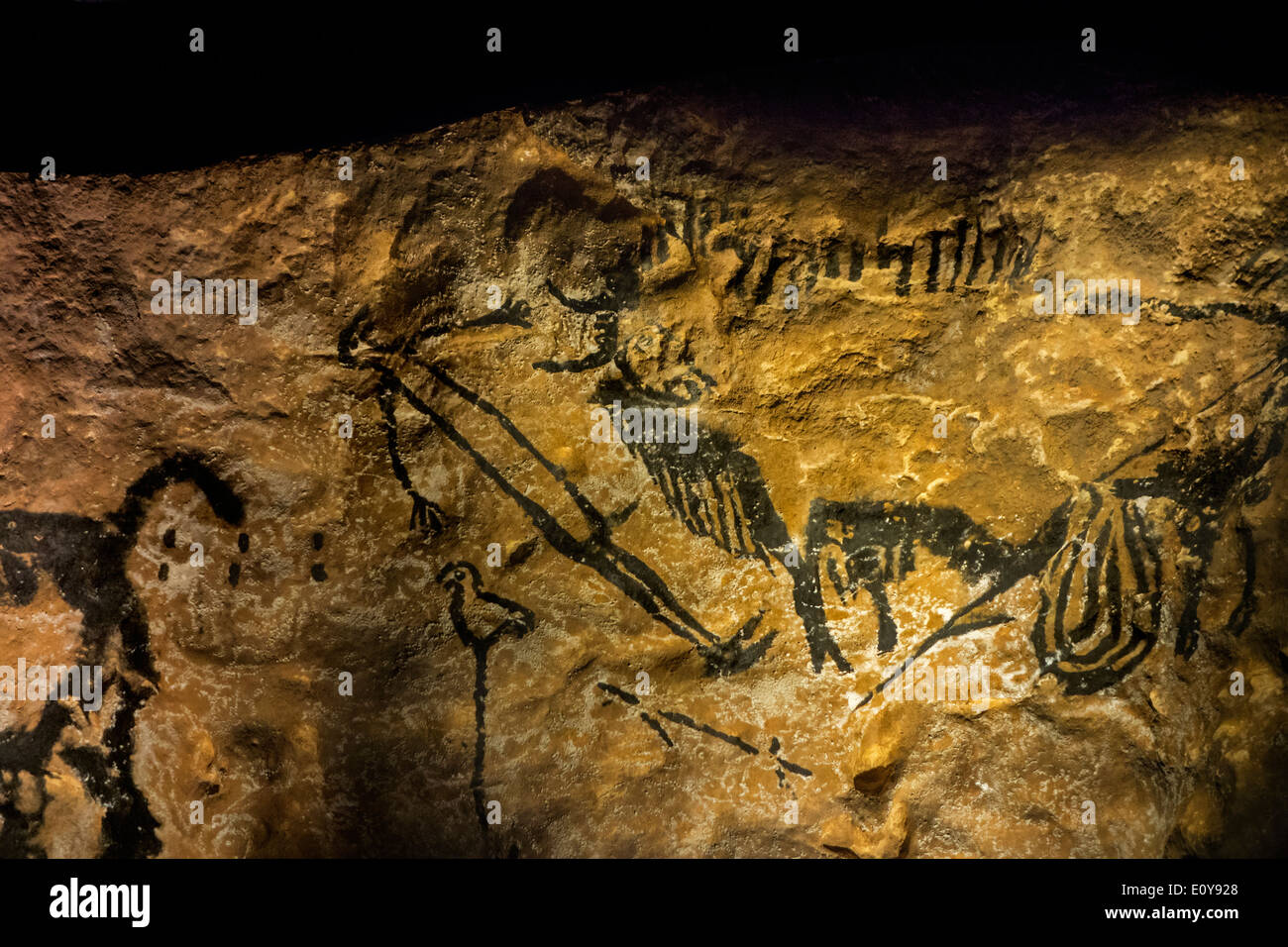 Replica della parte della grotta di Lascaux che mostra l'uomo preistorico e il bisonte, Dordogne, Francia Foto Stock