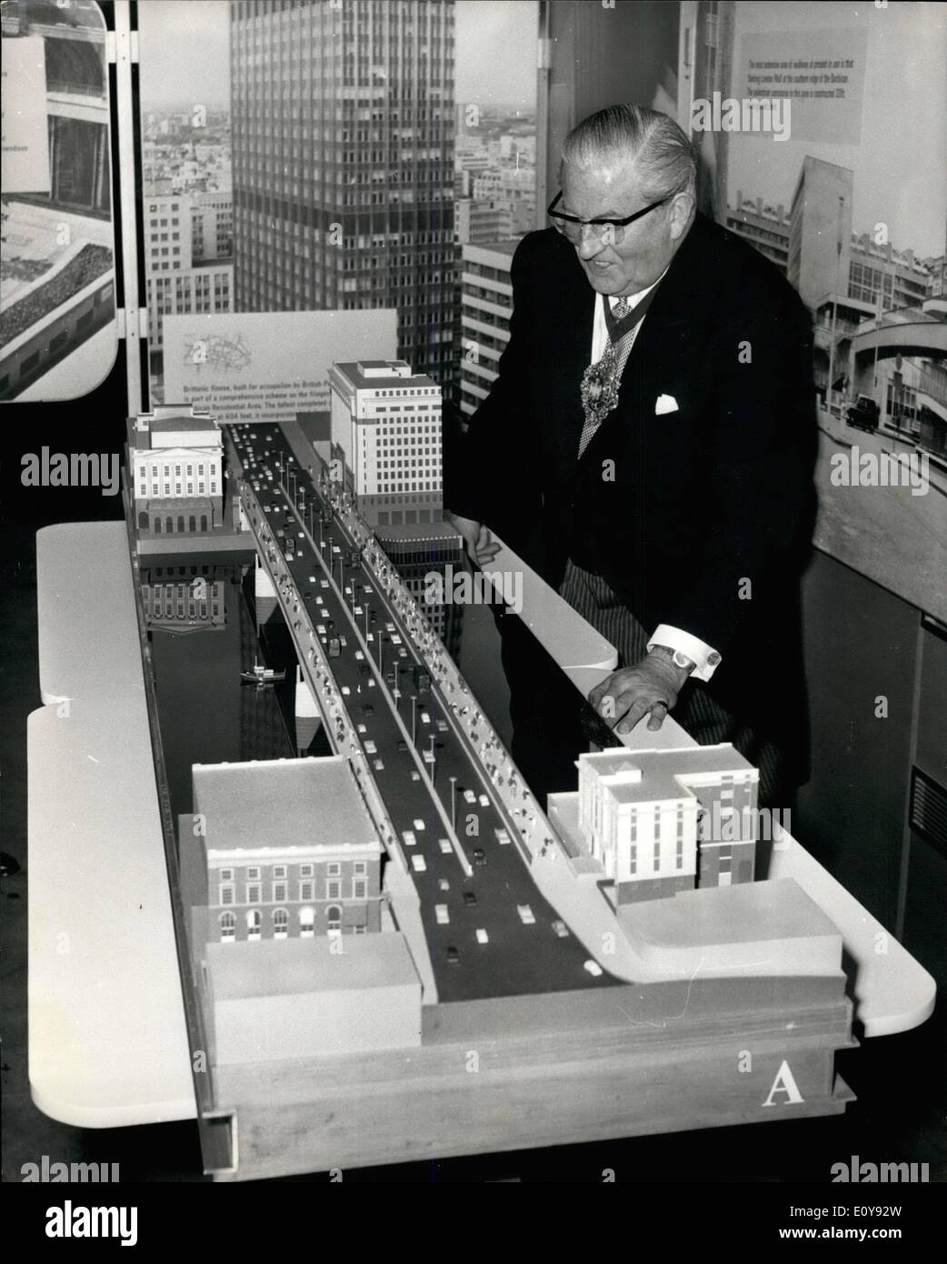 Maggio 05, 1969 - Sindaco apre una nuova mostra della città: il sindaco di Londra, Sir Charles Trinder, oggi ufficialmente inaugurato una nuova sala espositiva che contiene un display sulla città moderna che mostra la riqualificazione del miglio quadrato da Wren al giorno d'oggi, un nuovo parcheggio sotterraneo e una nuova sede per la Guildhall giustizia camera, tutti parte della Corporation of London di schema di ricostruzione per la Guildhall precincts. La foto mostra il Sindaco di Londra, visto dopo l'apertura, esaminando un modello del nuovo ponte di Londra. Foto Stock