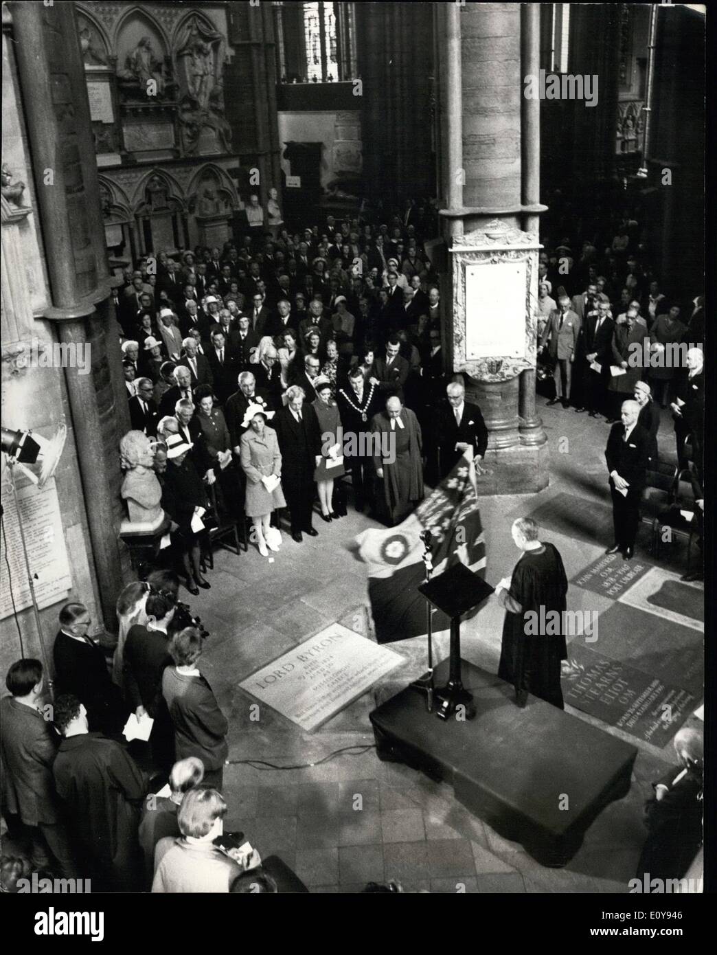 Maggio 05, 1969 - Inaugurazione e Dediccation del Memoriale di Lord Byron In Westminter Abbey: un memoriale per il famoso poeta Lord Byron, è stato presentato in un servizio di dedizione nella Westminster Abbey oggi dal Presidente della Società di poesia, il dottor William Plomer. lord Byron oggi ha ottenuto il riconoscimento che molte persone hanno cercato di ottenere per lui oltre mezzo secolo di un posto nel poeta's Corner nell'Abbazia. Byron,che aveva rotto un matrimonio e figli illegittimi e un certo numero di amanti, morì in Grecia nel 1824. Mostra fotografica. Dr Foto Stock