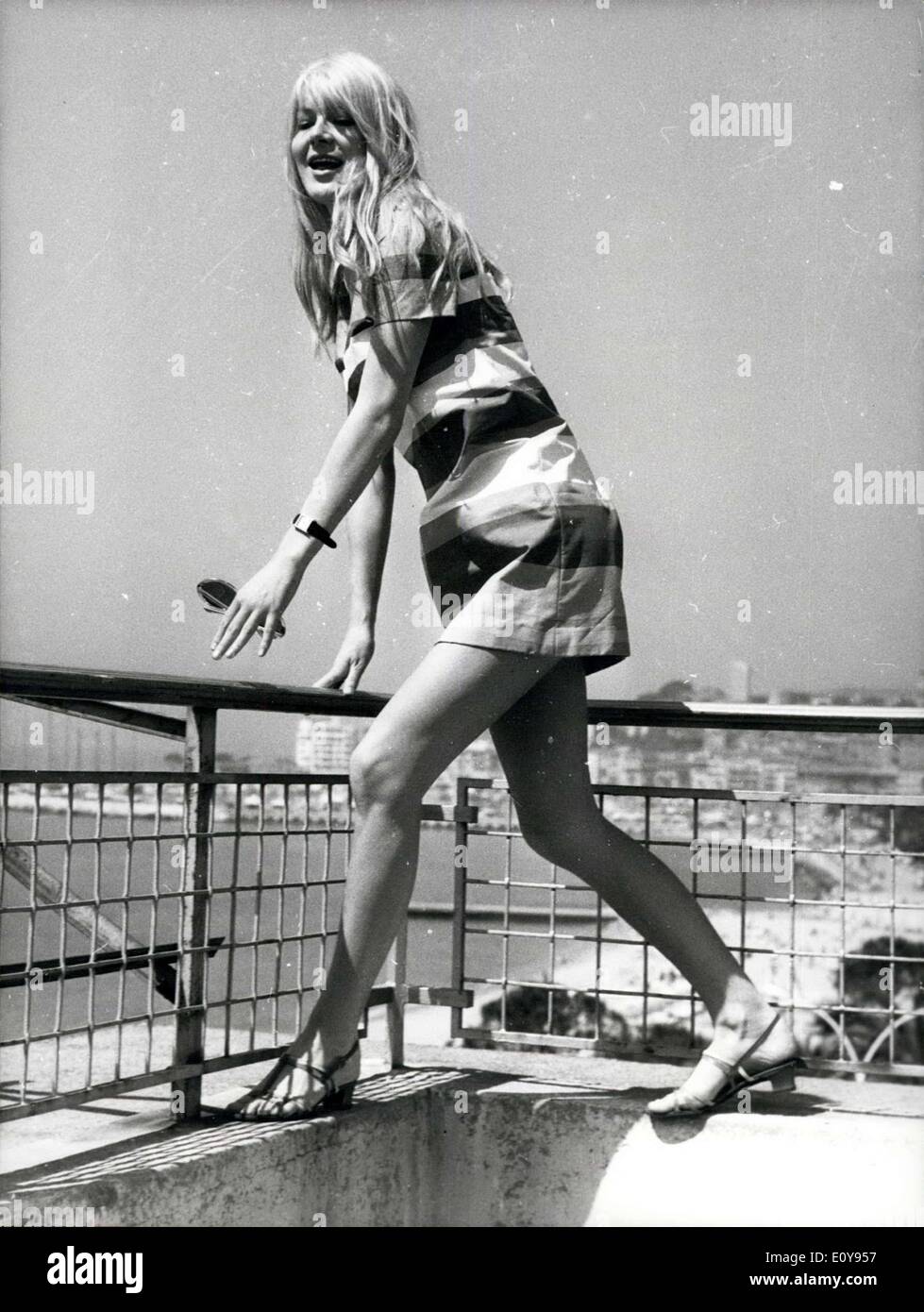 13 maggio 1969 - Mostra fotografica: L'attrice danese Lotte trappola raffigurato su un balcone di un edificio a Cannes, dove entrò per la Foto Stock