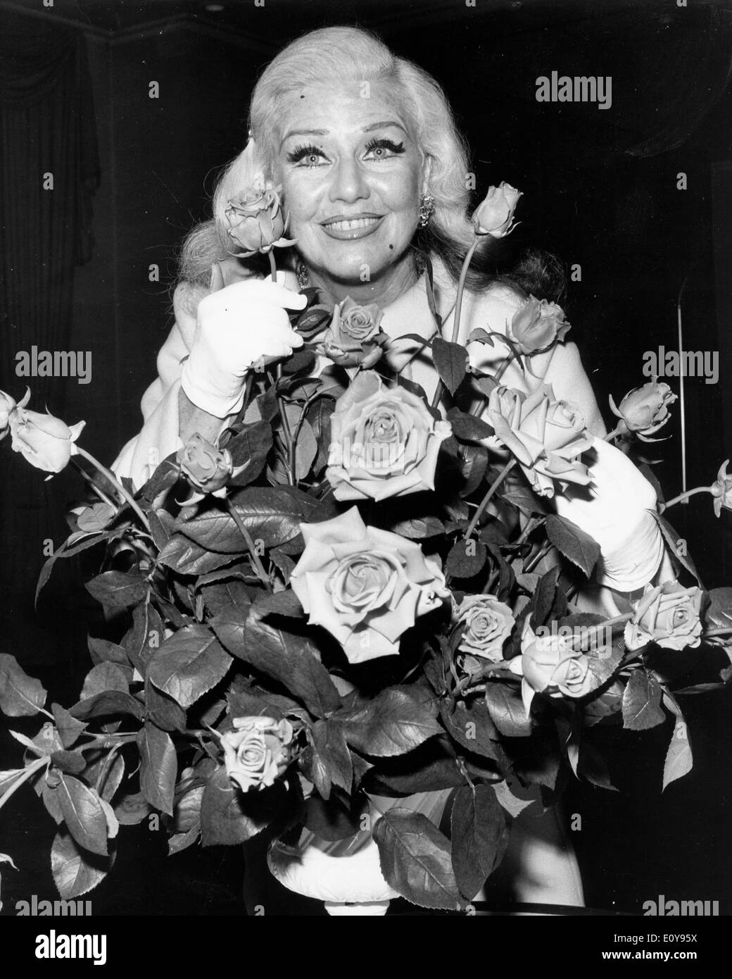 L'attrice Ginger Rogers con un mazzo di fiori Foto Stock