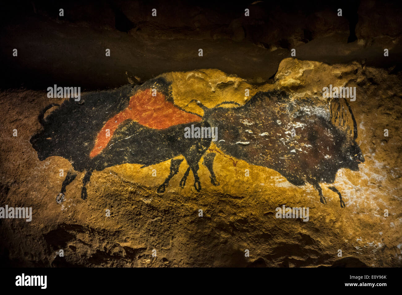 Replica della parte della grotta di Lascaux che mostra due toro preistorico bison, Dordogne, Francia Foto Stock