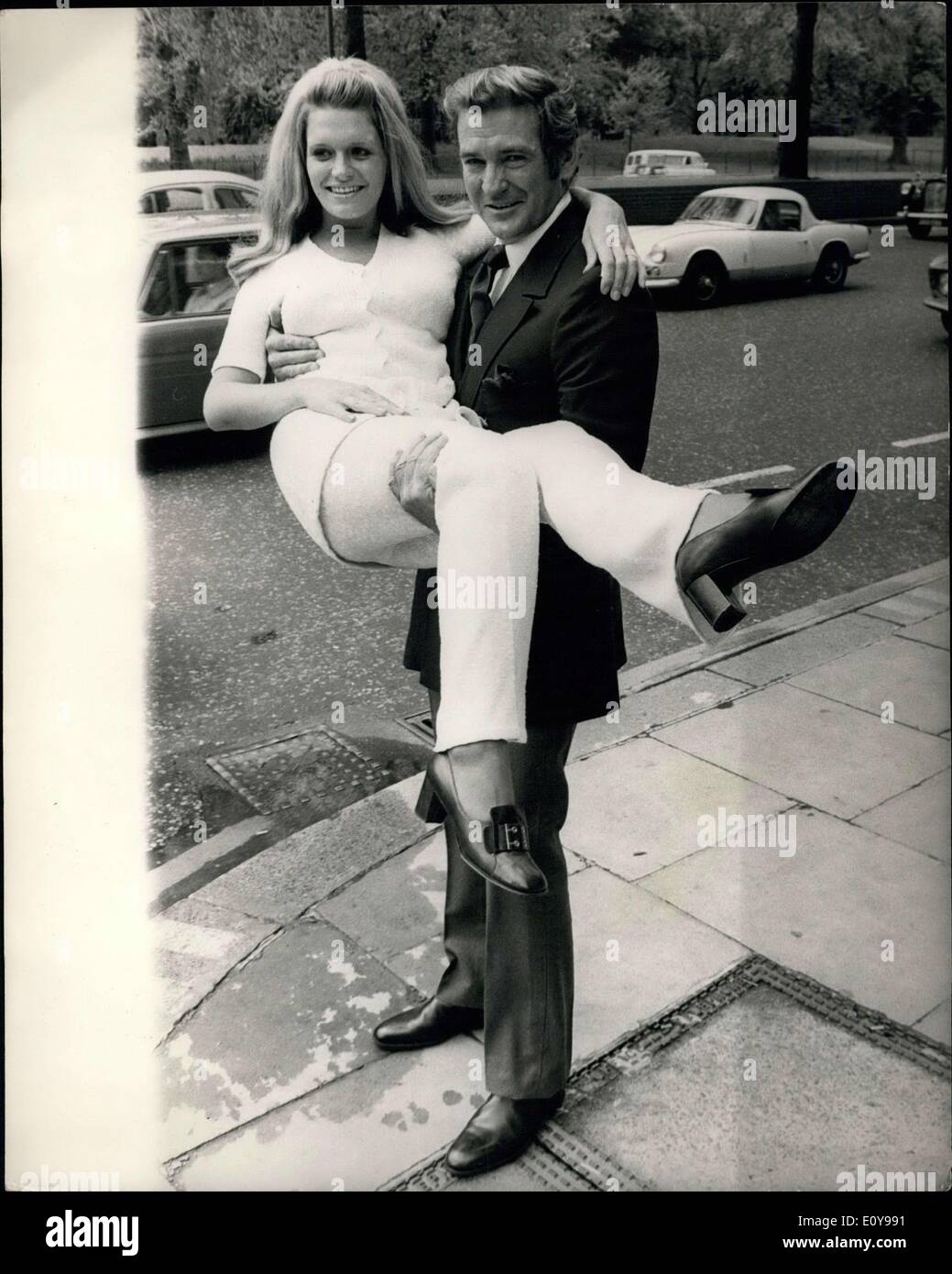18 maggio 1969 - Reception per Rod Taylor e Carol bianco - Stelle del nuovo film "L' uomo che ha in suo potere le donne" a premere la reception che ha tenuto oggi per stelle del cinema, Rod Taylor e Carol bianco per avviare la ripresa in Londra domani del nuovo Avc Embassy film ''l'uomo che aveva il potere Ofer donne'' in cui essi co-star. Carol sarà ricordata per il suo ruolo di star nella produzione TV ''Cathy Vieni a casa'' e ''povera pazza''. La foto mostra: Rod Taylor prende Carol bianco nelle sue braccia al di fuori del playboy club di Park Lane dove la stampa reception si è svolta oggi. Foto Stock
