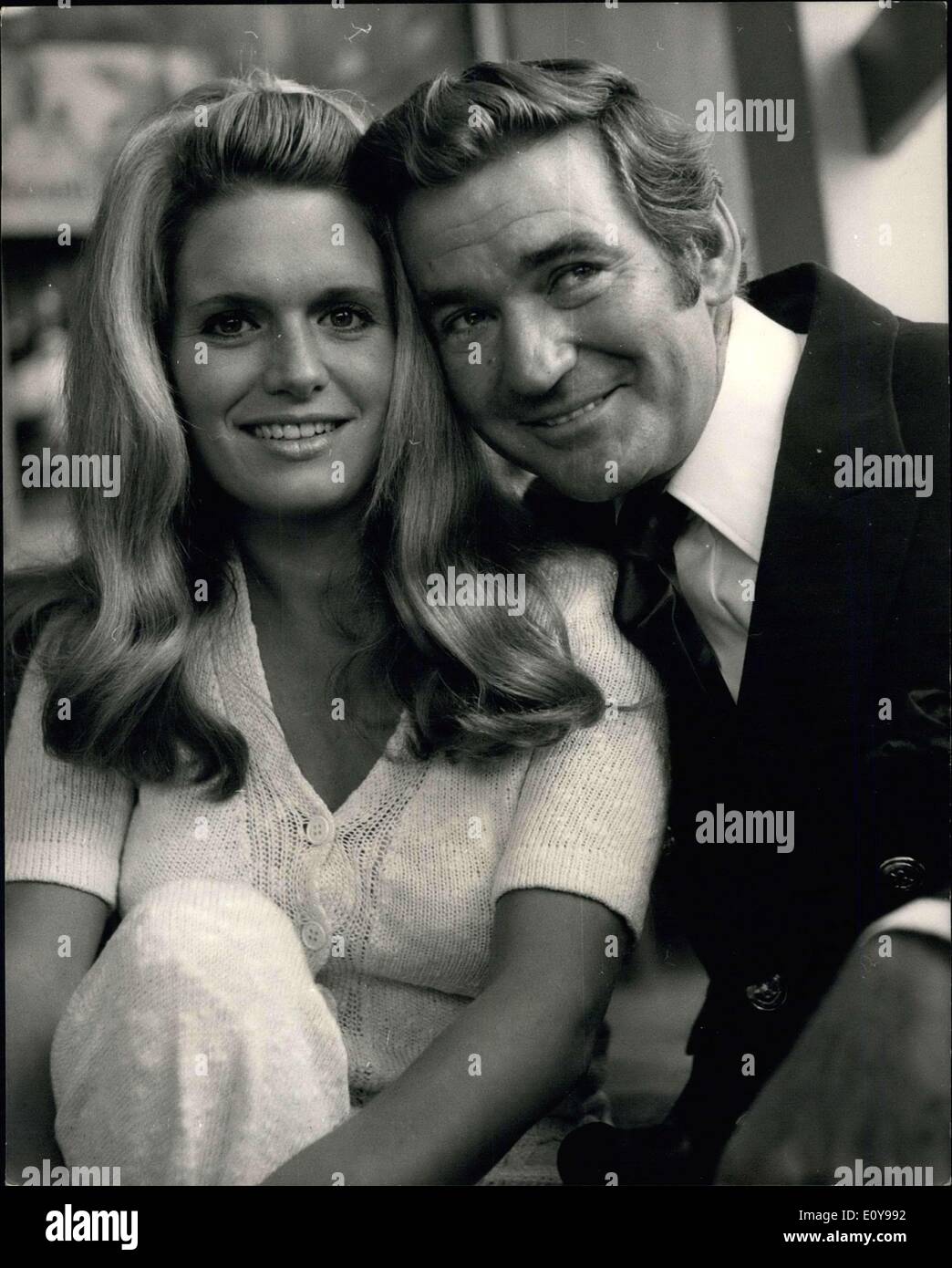 18 maggio 1969 - Reception per Rod Taylor e Carol bianco - Stelle del nuovo film "L' uomo che ha in suo potere le donne" a premere il ricevimento si è tenuto presso il Club di Playboy in Park Lane oggi per Carol, Bianco (star della TV produzione ''Cathy Vieni a casa'' e ''povera pazza') e Rod Taylor, che co-star nel nuovo Avco Embassy film ''l'uomo che ha in suo potere le donne". Le stelle cadenti domani a Londra. La foto mostra: Rod Taylor e Carol White raffigurato sulla stampa di oggi la ricezione presso l'playboy club. Foto Stock