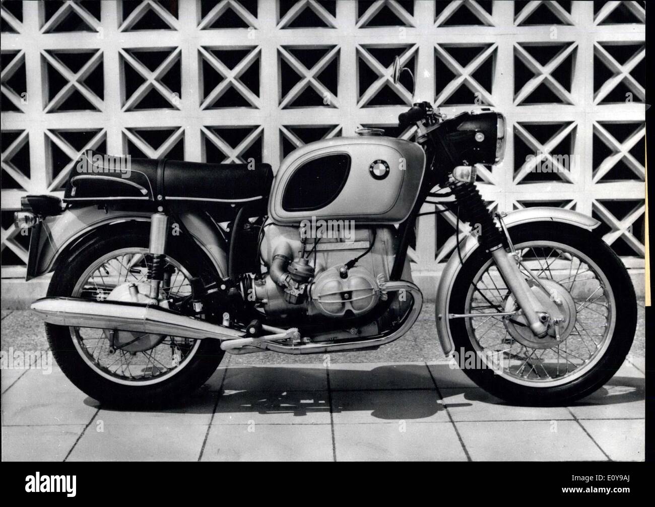 Il 29 agosto 1969 - BMW sta mostrando il suo nuovissimo modello qui che viene visualizzato nell'Hockenheimring. I tipi sono: R 50/5, 60/5 R e R 75/5, con dimensioni del motore di 500, 600, e 700 ccm. La macchina più pesante ha 50 cavalli e possono viaggiare fino a 175 chilometri. Nella foto: la BMW R 75/5 con 50 cavalli e velocità massima di 175 km/h. Foto Stock