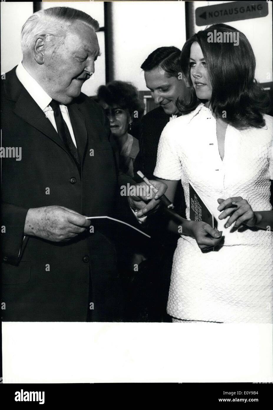 Sett. 01, 1969 - Tra i fumatori di sigaro è la Germania il più prominente fumatore, ex Cancelliere Dr. Ludwig Erhard. Il vecchio il cancelliere ha aperto il K?ln prodotti del tabacco mostra ''TAFA 69.'' durante il suo rotatorie presso la mostra l'ex-cancelliere è visto qui a parlare con il teatro-attrice Rosemarie Decker circa i loro interessi comuni. Foto Stock