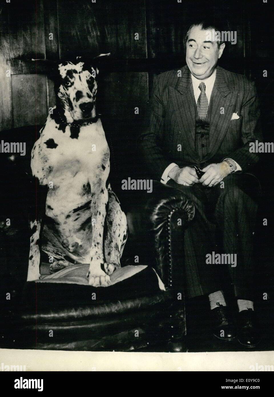 Sett. 05, 1969 - Paul Derval, direttore del ''Folies Bergeres" music hall appena morto nella sua casa di Parigi a 87 anni. Qui egli è con il suo cane preferito. Foto Stock