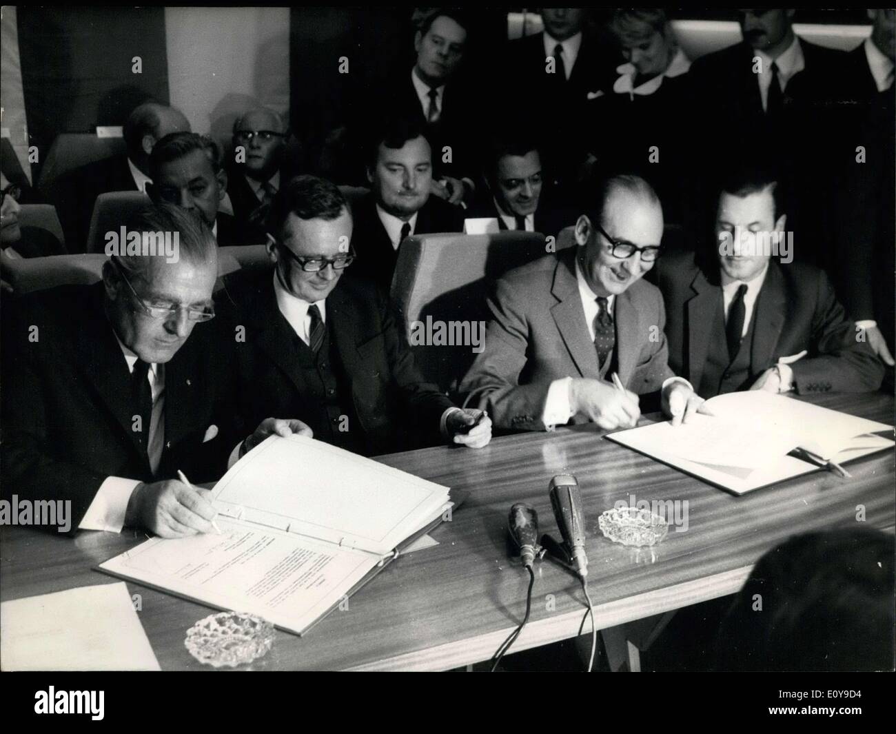 29 maggio 1969 - sono all'Aeronautica e spazio esposizione presso l'aeroporto di Bourget la firma di un accordo tra la Francia e la Germania. Von Braun è l'Ambasciatore tedesco a Parigi. Schiller è il ministro tedesco dell'economia. Chamant è il ministro francese dei trasporti. Foto Stock