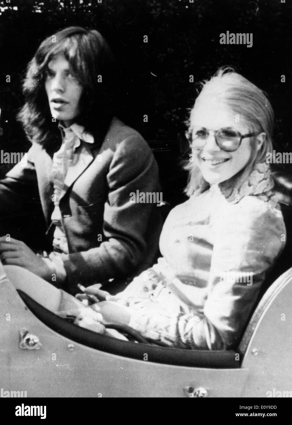 Il cantante Mick Jagger e Marianne fidato lasciare il balletto Foto Stock