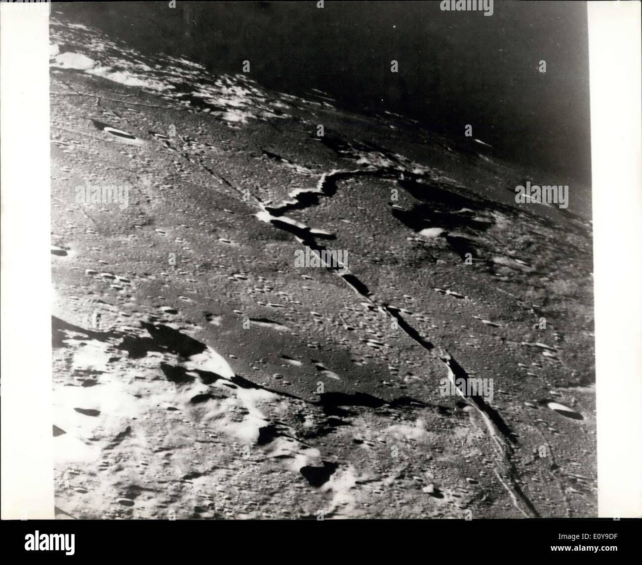 30 maggio 1969 - La Luna di terreno come si vede dall'Apollo 10 astronauti questo Apollo 10 obliqua vista telefono è centrata sul cratere Hyginus vicino a nord - est di margine di Baia centrale (fermo immagine con sky in alto). Il cratere si trova a circa dieci chilometri (6 1/2 statua miglia) di diametro. Dal cratere del prominente Hyginus Rille si estende a est - Sud-est verso la telecamera e il nord - ovest verso il mare di vapori. Il Rille è di circa 3 chilometri ( 2 statua miglia) ampia e più di venti chilometri (130 statua miglia) di lunghezza Foto Stock