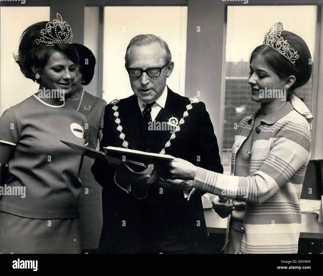 Giugno 06, 1969 - Twin Cities beauty Queens a Londra: Beauty queens dagli Stati Uniti' Città Gemelle di Minneapolis e Saint Paul Minnesota, arrivati a Londra. Miss Janet Johnson, 22 Minneapolis, Aquatennial la Regina dei Laghi, è stato scelto da 40 del Minnesota piu' graziose le giovani donne a regnare sopra la città di luglio Aquatennial. Miss Mary Louise LeFond, 19, San Paolo Regina delle Nevi, è stato scelto da 21 altre bellezze a regnare su San Paolo 10-giorno Winter Carnival lo scorso inverno Foto Stock