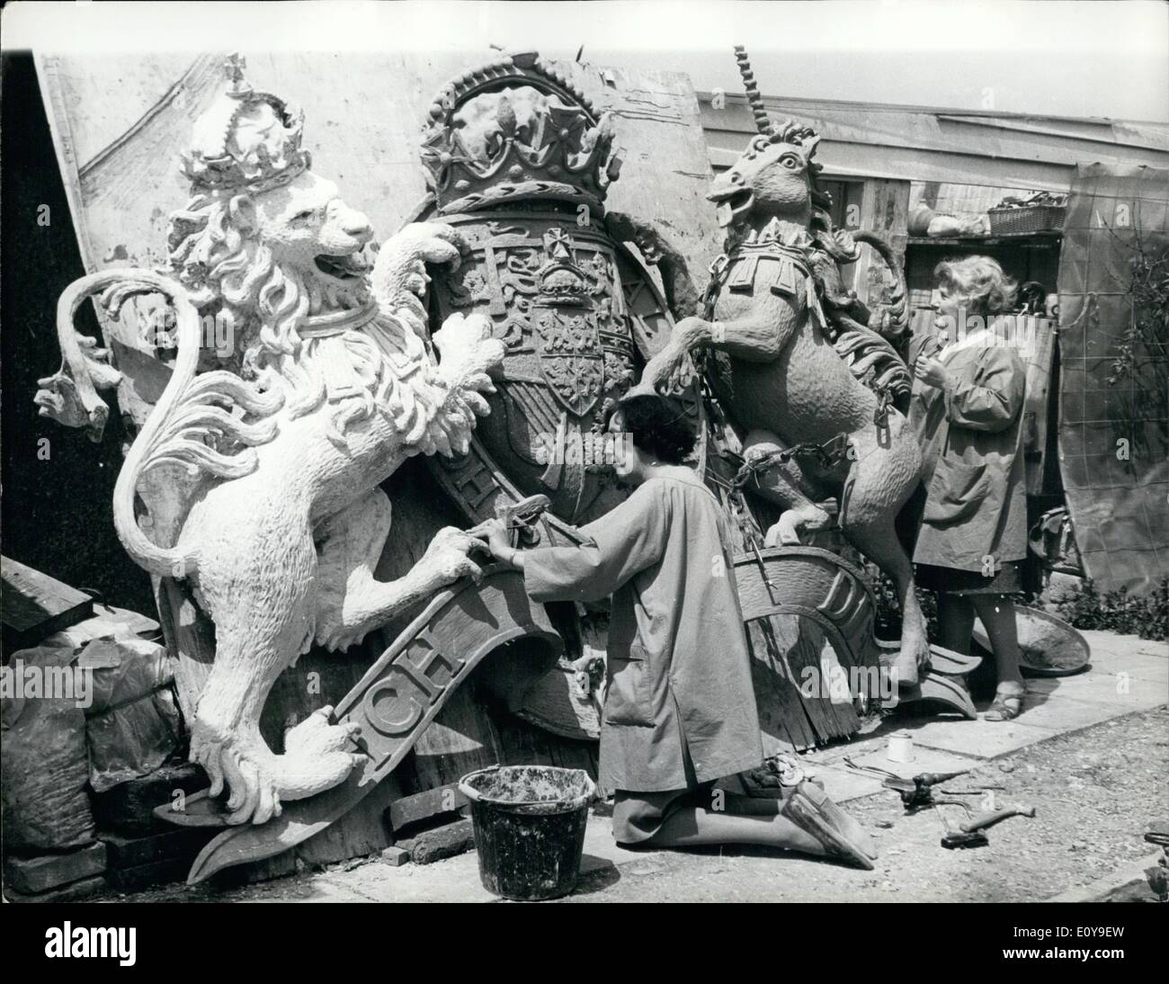 Giugno 06, 1969 - investitura Pageantry in un campo del Surrey. Modelli di uno stemma e le piume di struzzo di erede apparenti Foto Stock