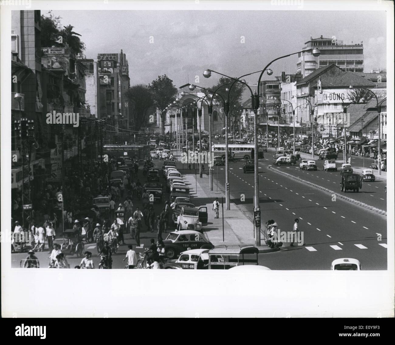 06 giugno 1969 - Vietnam del Sud 'Saigon Torna alla normalità': Il traffico su una delle principali strade di Saigon ''le Loi'' mostra poco della guerra in corso in m alcune altre parti del paese. Foto Stock