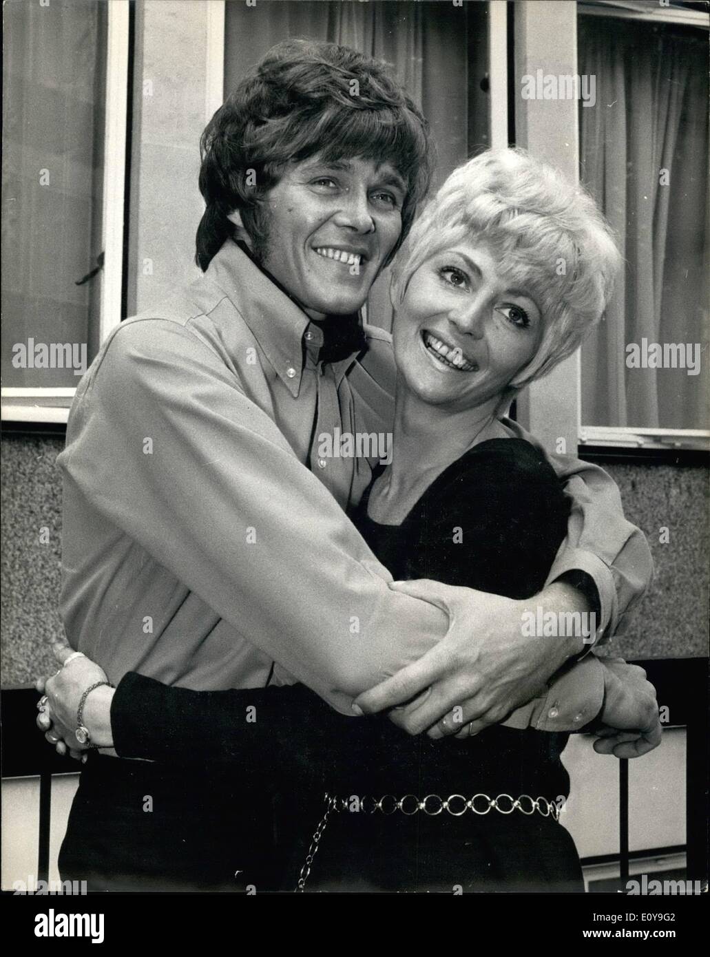Giugno 06, 1969 - Billy Fury e la moglie di un paio di settimane frequentare la reception per lanciare il suo nuovo disco: cantante pop Billy Fury era accompagnato da sua moglie del vecchio modello di moda Judith Hall quando ha sposato recentemente, quando egli ha partecipato ad un ricevimento in E.M.I> uffici di lanciare il suo nuovo disco invito per la mia rosa che sarà rilasciato il prossimo 4 luglio. Il giovane è appena tornato da un viaggio di nozze Majerca. Mostra fotografica di Billy Fury e sua moglie Judith foto alla ricezione di oggi. Foto Stock