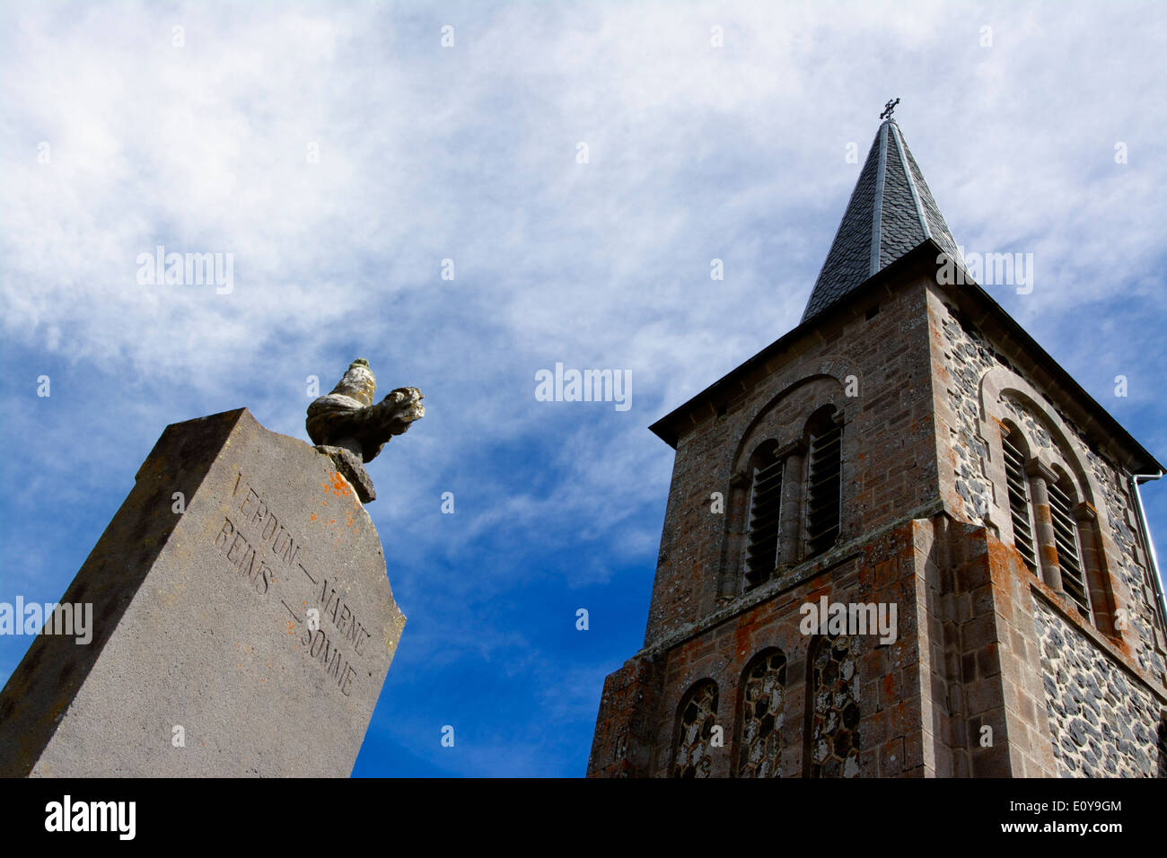Memoriale di guerra e chiesa guglia, Chastel-sur-Murat, Cantal, Auvergne, Francia Foto Stock