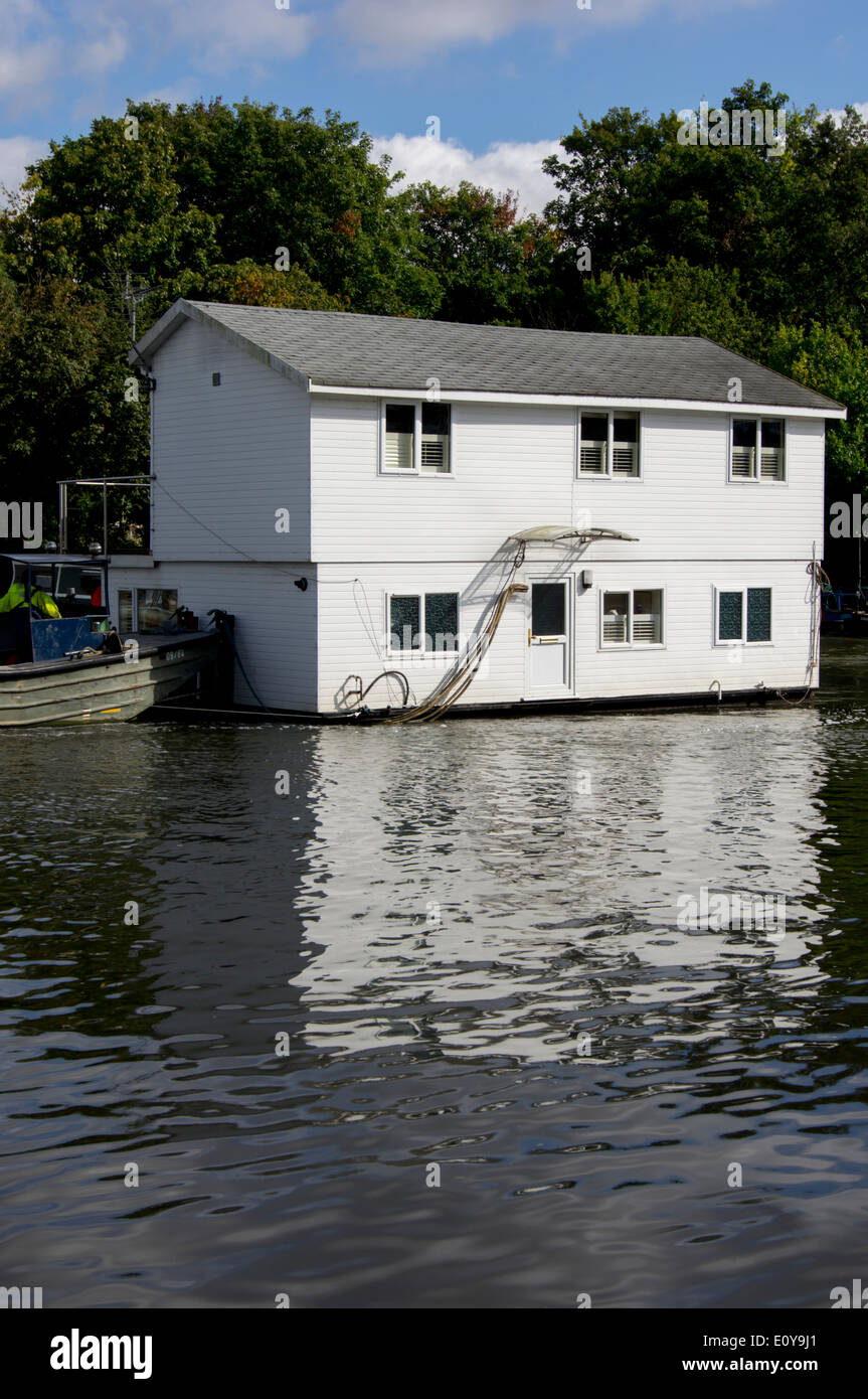 Houseboat viene trainato sul Fiume Tamigi Foto Stock