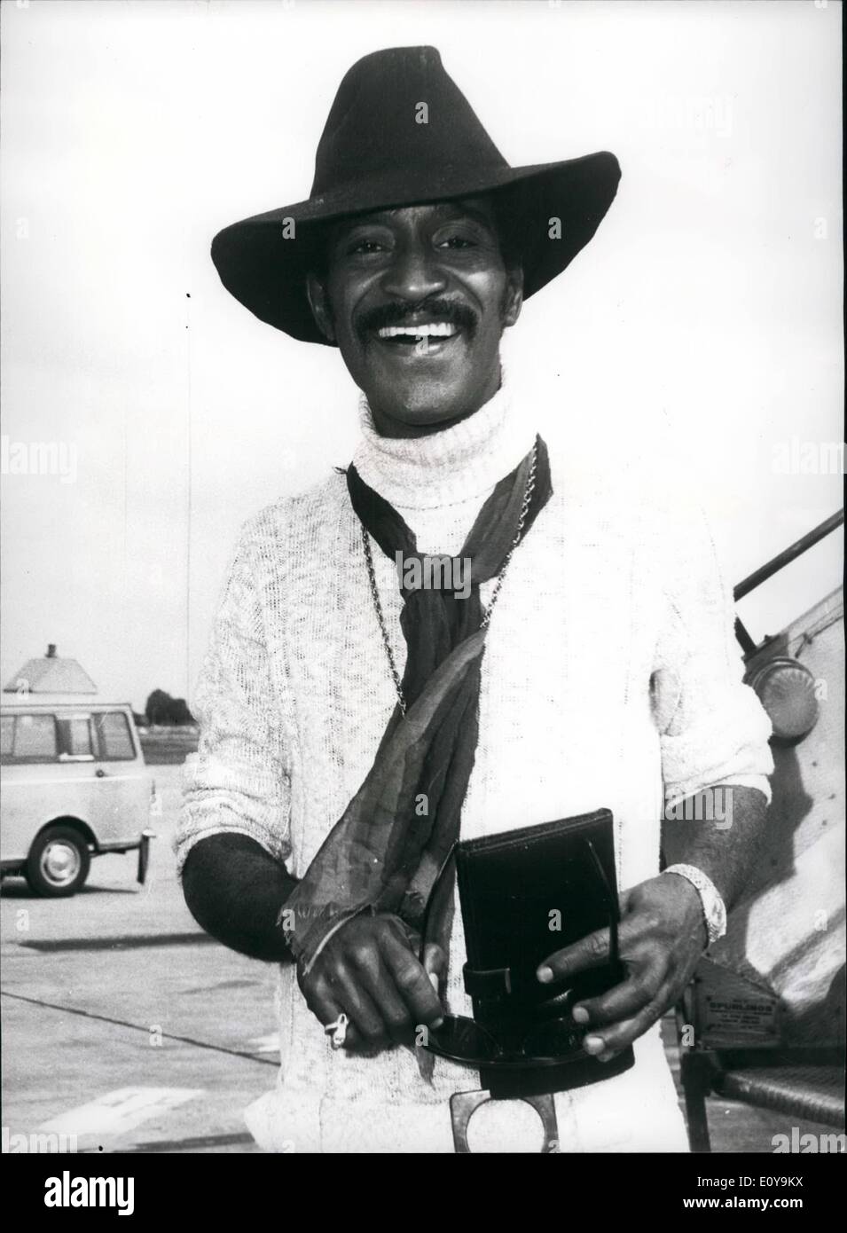 Giugno 06, 1969 - Sammy Davis Jnr. Arriva per il suo nuovo film e di prendere in consegna il suo nuovo Rolls Royce: Mr.Sammy Davis Jnr. Ha volato in Foto Stock