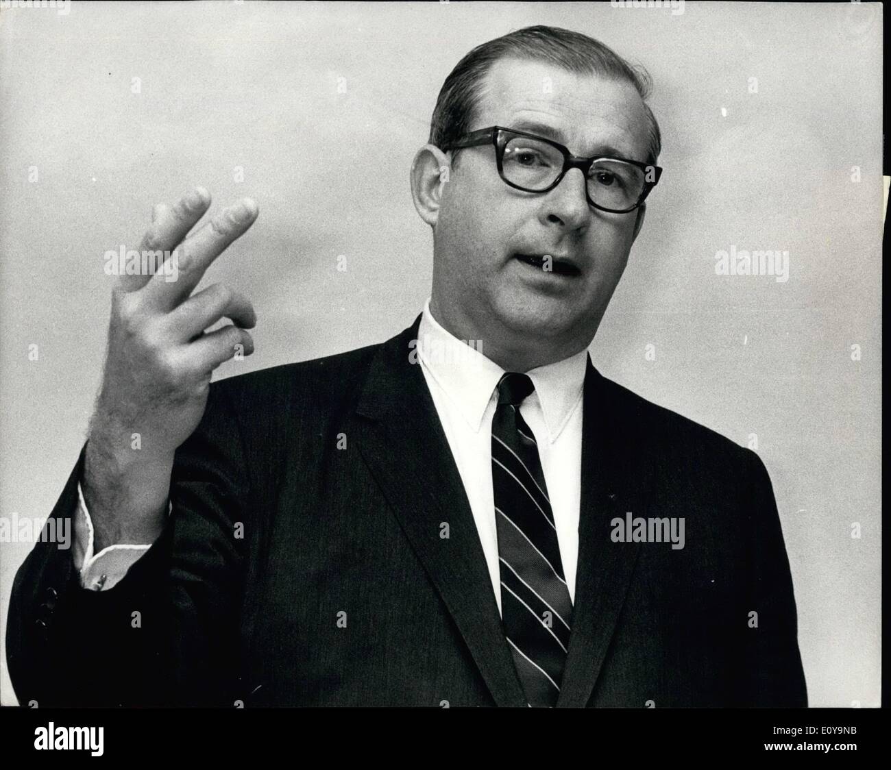 Giugno 06, 1969 - Luna foto erano buone. Parlando a Londra ieri sera, il Dott. Thomas Paine, l uomo che dirige il tutto negli Stati Uniti i programmi spaziali, descritto che se avessero problemi della fotocamera, astronauti Tom Stafford e Eugene Cernan, a bordo di Snoopy, ottenuto buone foto del sito per il mese di luglio di atterraggio sulla superficie lunare. La foto mostra: Il Dott. Thomas Paine a Londra la scorsa notte. Foto Stock