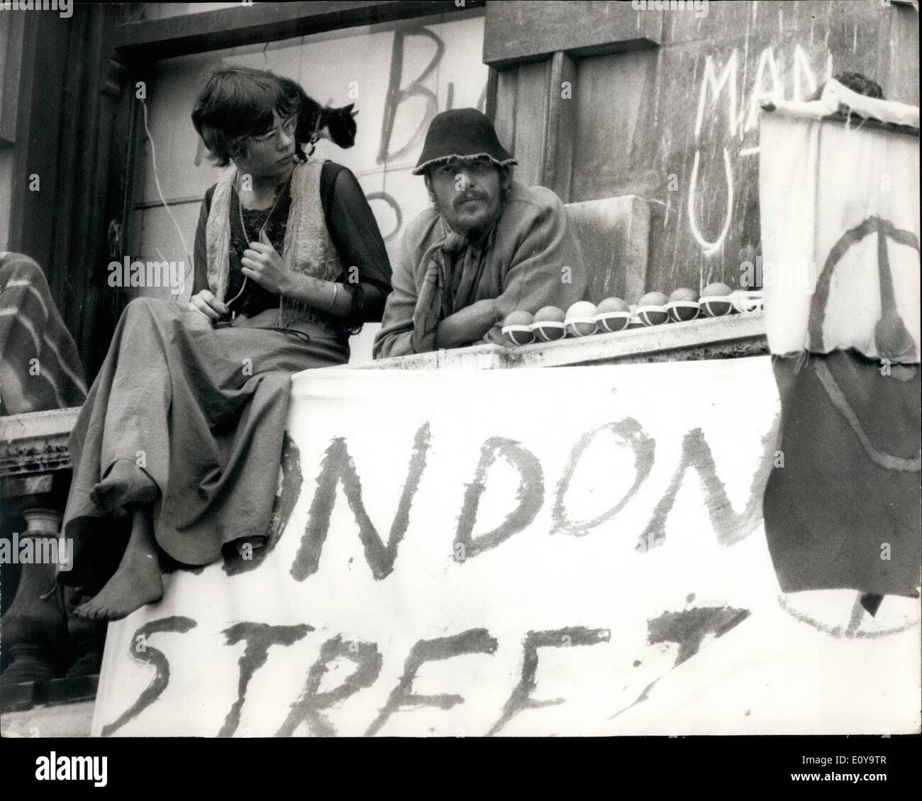 Sett. 09, 1969 - LA TEMPESTA di polizia in 144 Piccadilly e sfrattare gli hippy squatter la polizia oggi irruppero nella mansion a Foto Stock