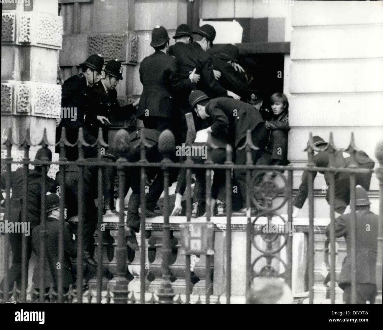 Sett. 09, 1969 - LA TEMPESTA di polizia in 144 Piccadilly e sfrattare gli hippy squatter la polizia oggi irruppero nella mansion a Foto Stock
