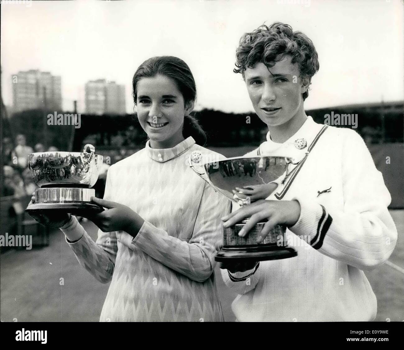 Sett. 09, 1969 - Il British Junior campionati a Wimbledon. I vincitori delle ragazze e ragazzi singoli finali: Veronica Burton, del Middlesex, beat Jackie Fayter, di Devon, in la ragazza singoli final del British Junior campionati a Wimbledon oggi, e Michael Collins, del Surrey, beat 14-anno-vecchio Christopher Mottram il ragazzo singoli final. Mostra fotografica di Veronica e Michael foto con i loro trofei dopo aver vinto il campionato Junior di Gran Bretagna a Wimbledon oggi. Foto Stock
