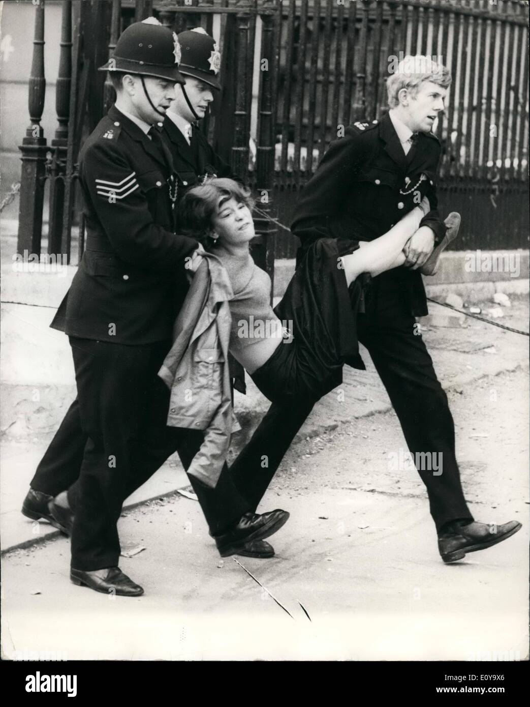 Sett. 09, 1969 - La polizia Strom in 144 Piccadilly e sfrattare gli Hippy squatter: La polizia oggi memorizzata nella mansion a Foto Stock