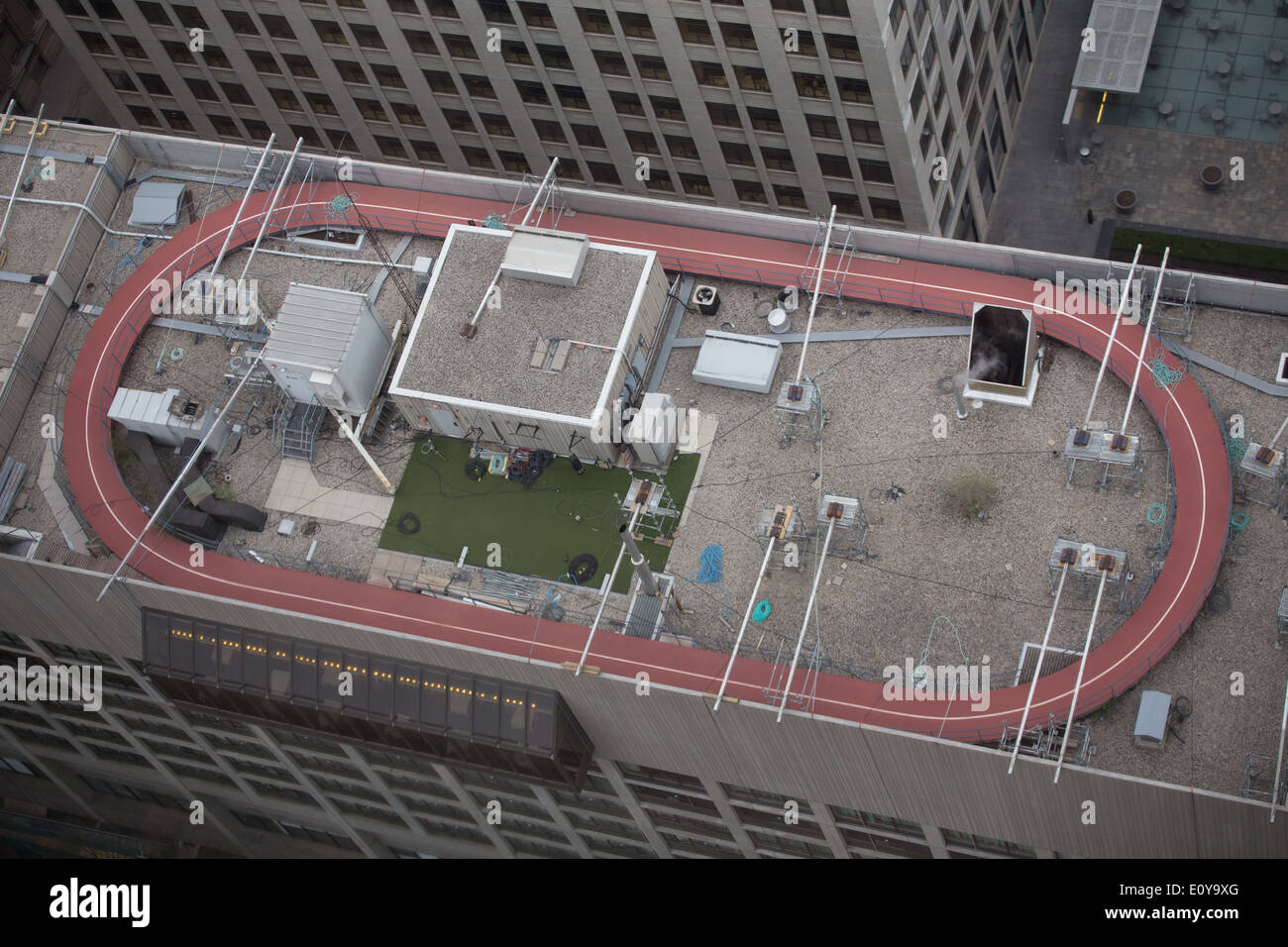 In esecuzione sul tetto via edificio Downtown Toronto Foto Stock