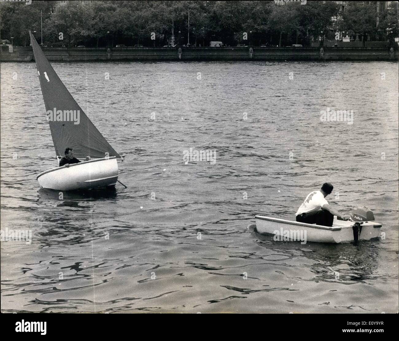 Giugno 06, 1969 - La nuova e leggera " Pioneer " Dinghy in polistirene è dimostrato sul Tamigi: ''Pioneer'', un rivoluzionario 9ft. 6. dinghy un prodotto di una combinazione unica di competenze del famoso yacht designer, Roland Prout e un team di chimici dal Polycell laboratori, era dimostrare sul Tamigi oggi. Perché è stampato in polistirolo espanso ad alta densità ed è realizzato in massa i metodi di produzione, si è di nuovo possibile commercializzare il battito,completo di vele, montante e tutte le marce solo per &pound;59 Foto Stock