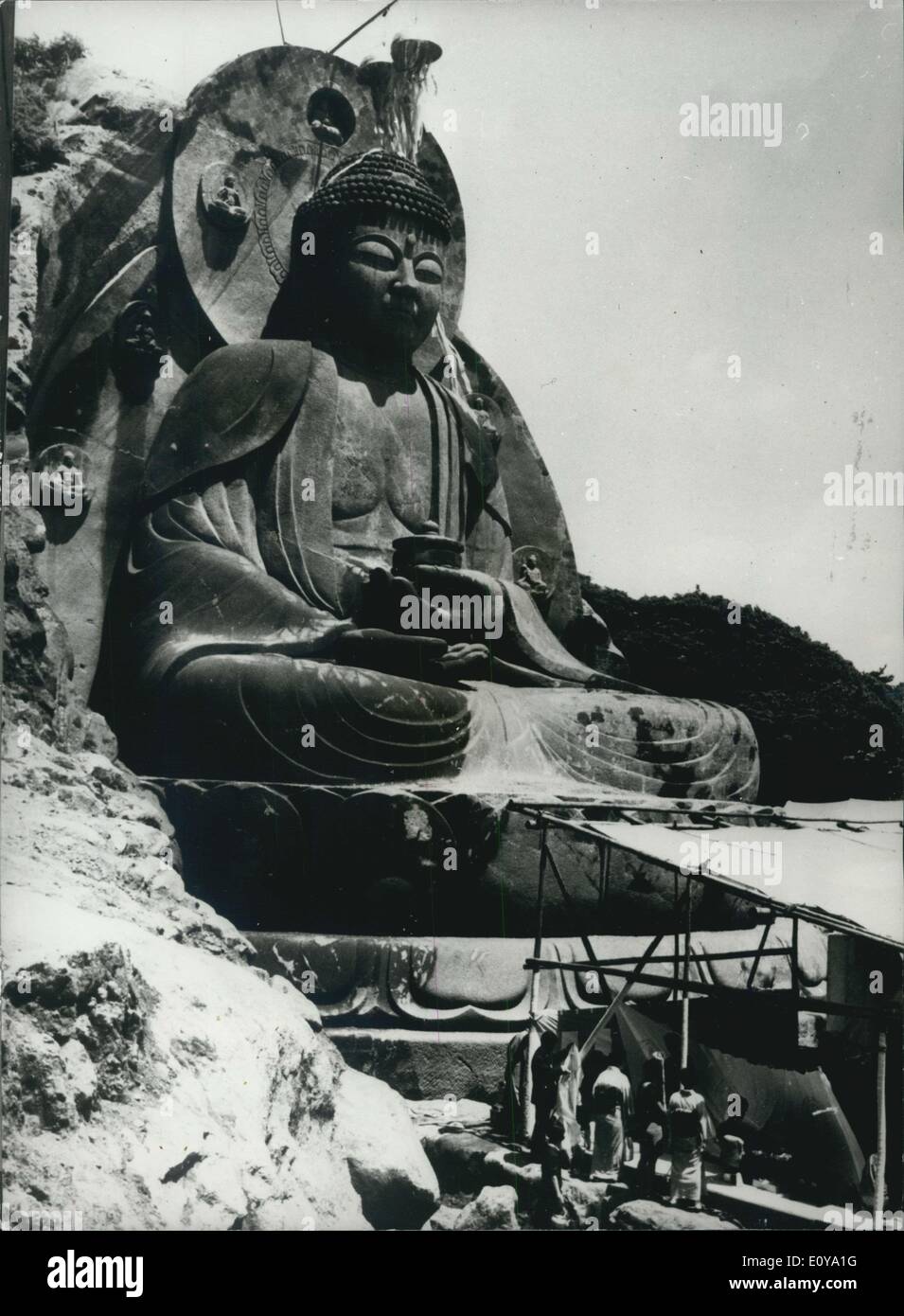 16 giugno 1969 - Grande Buddha scolpito nella scogliera giapponese; un daibutsu, o grande immagine di Buddha 31.5 metri di altezza, scolpito sulla faccia di una scogliera vicino al tempio di Nippenji sul Monte Nokogiri nella prefettura di Chiba del Giappone centrale, La scorsa settimana è stato svelato con riti religiosi di Zen Pr il gigante Buddha nuovo il più grande in Giappone, è chiamato ''Yakusha Ruriko Nyorai'' o la pietra azzurra buddha a causa del colore della scogliera da cui è stato scolpito. La scultura giapponese Kyoji Yatsuyanagi iniziò la sua gigantesca opera nell'agosto 196 e completò la Buddha dopo 5,000 giorni ad un costo di 60 Foto Stock