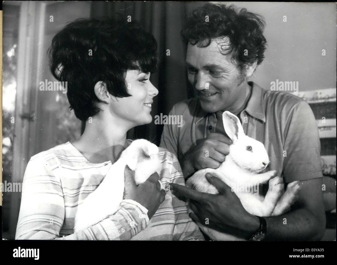Giugno 25, 1969 - Harald Leipnitz e Uschi Glas sono raffigurate qui tenendo conigliette. Leipnitz starring lungo con Glas in Foto Stock