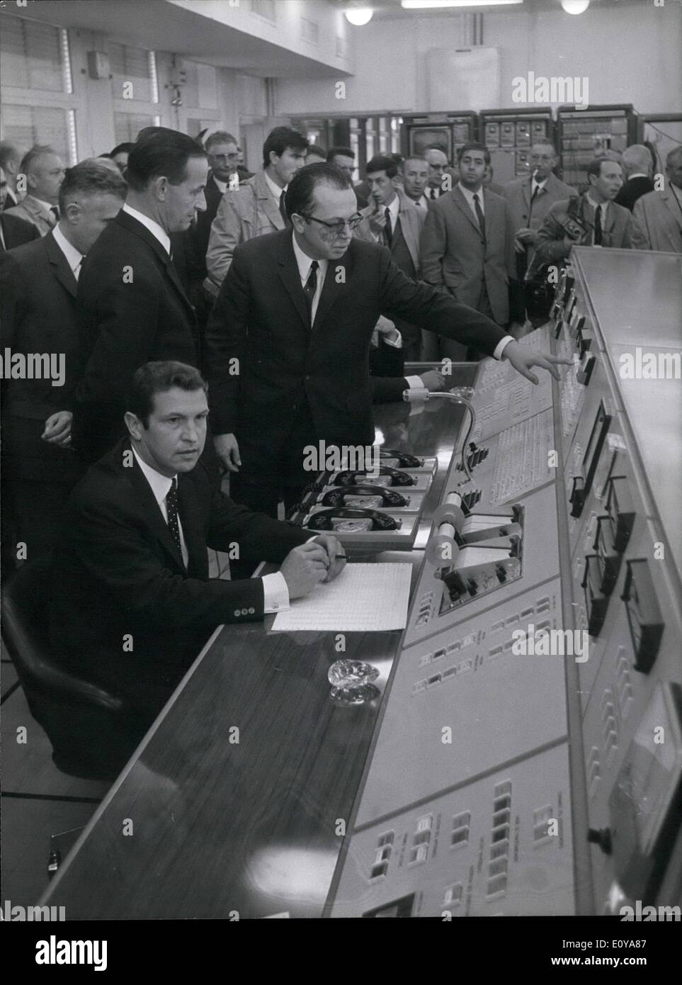 Sett. 09, 1969 - Francese Postmaster General apre Pleumeur-Bodou Brittany secondo spazio stazione di telecomunicazione: M. Robert Gallo Foto Stock