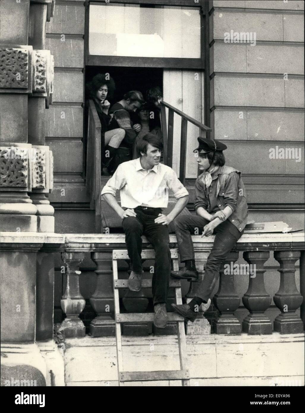 Sett. 09, 1969 - maestosa casa Squatter In Piccadilly: 144 Piccadilly - una casa georgiana che si affaccia su Park Lane, è stato preso in consegna dagli occupanti abusivi lunedì, poiché quando il numero è cresciuto. La foto mostra un paio di squatter oggi raffigurato seduto da "'drawbridge'' che porta in casa a 144 Piccadilly. Foto Stock